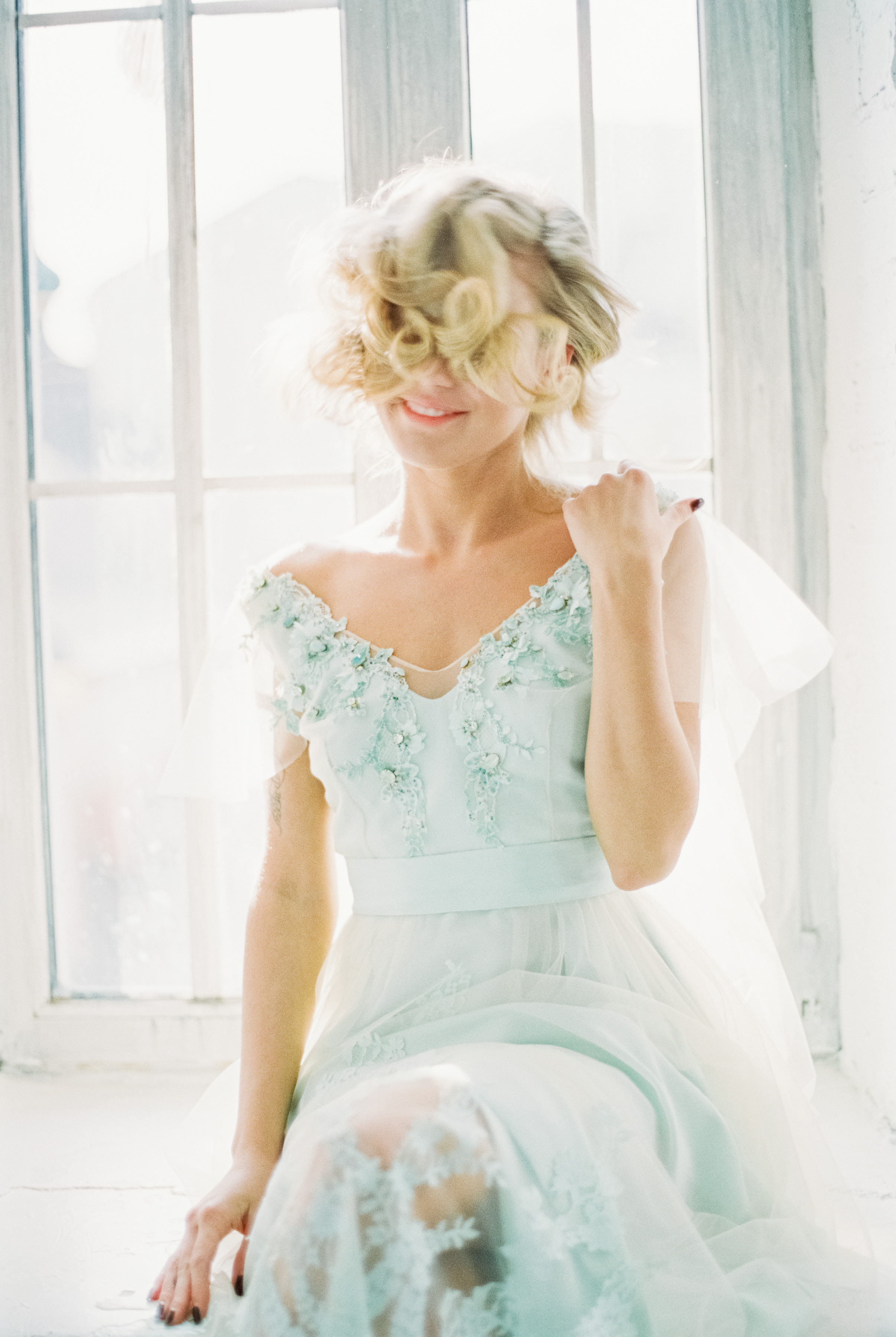 Свадебное утро невесты на плёнку в студии в Москве, свадебный фотограф Москва