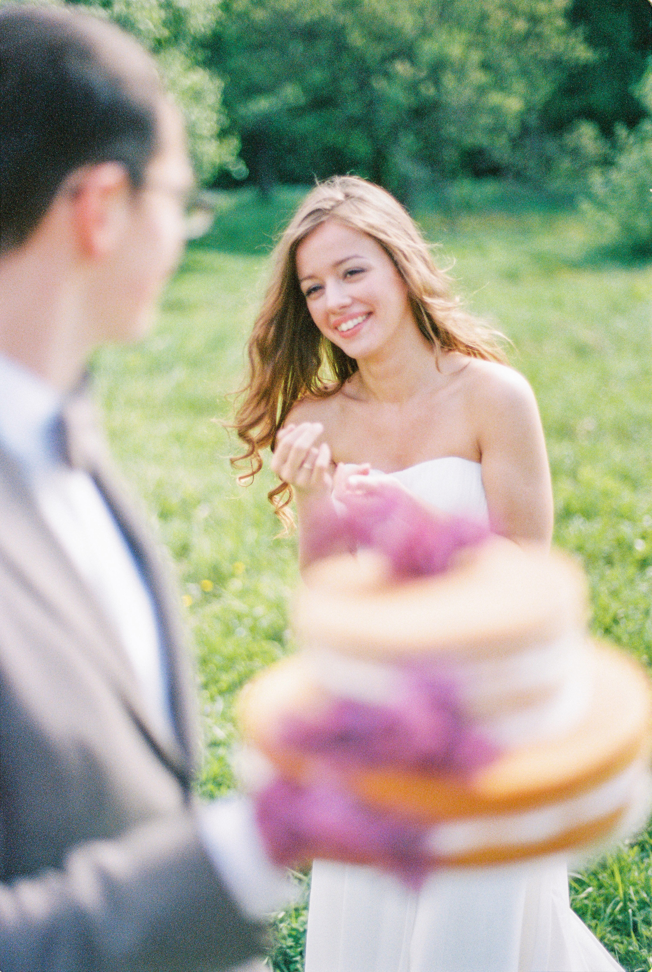 Летняя свадебная фотосессия в Москве, плёночный стиль