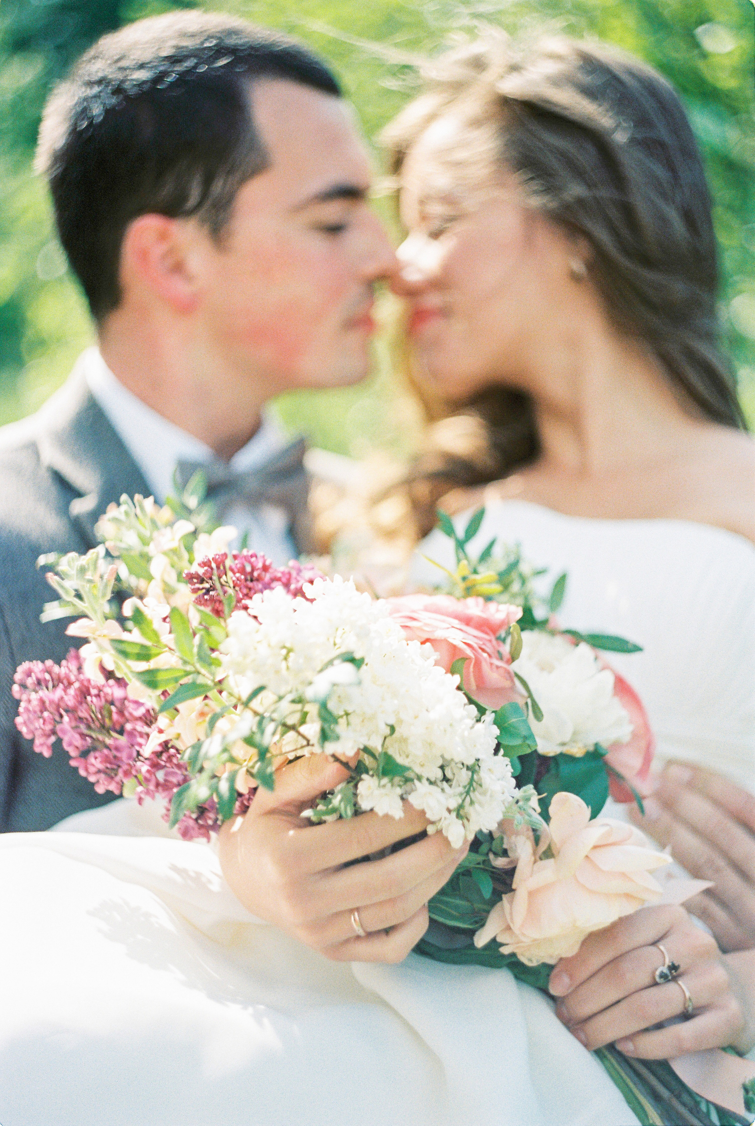Летняя свадебная фотосессия в Москве, плёночный стиль