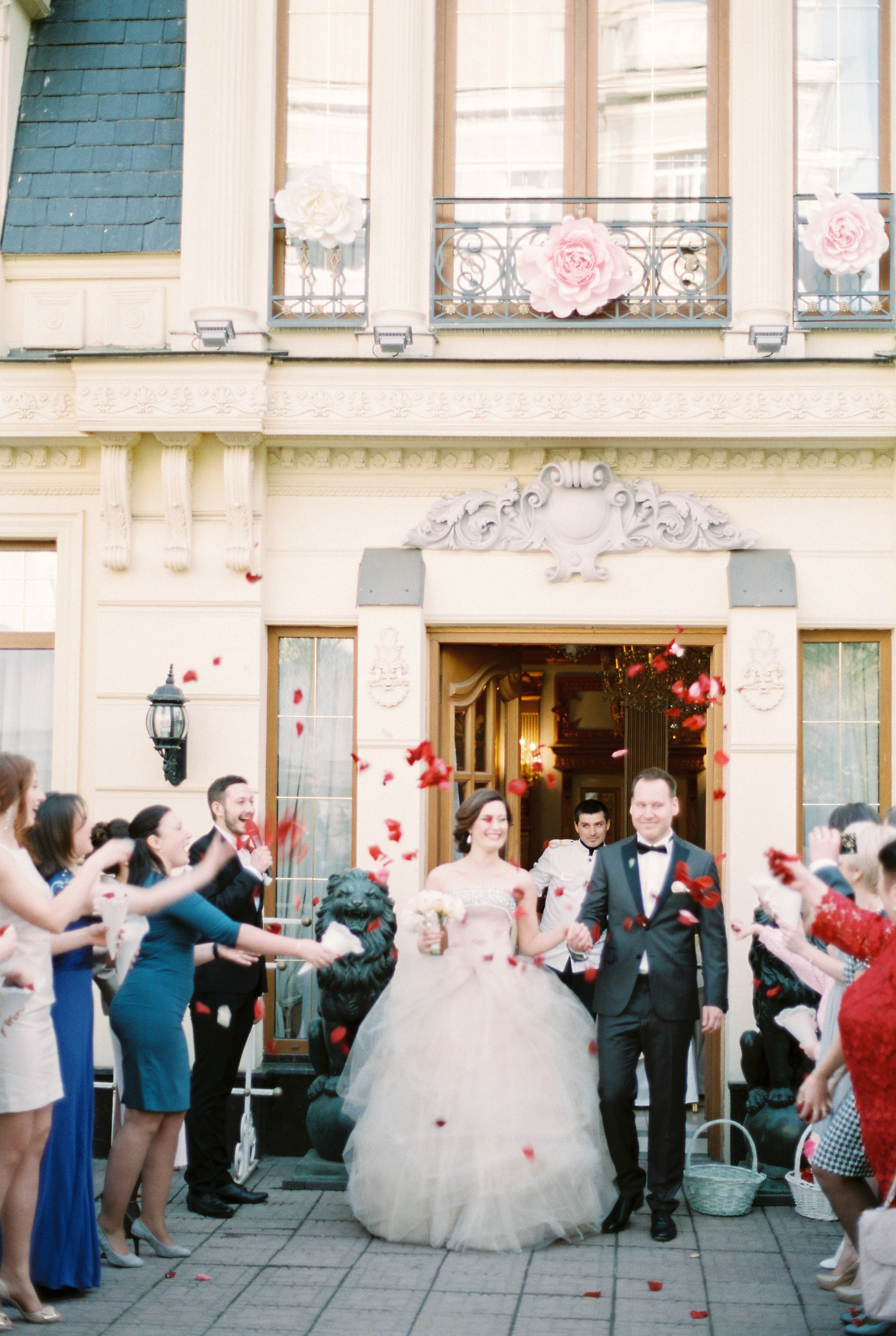 Стильная свадьба на плёнку в центре Москвы, плёночный фотограф Москва