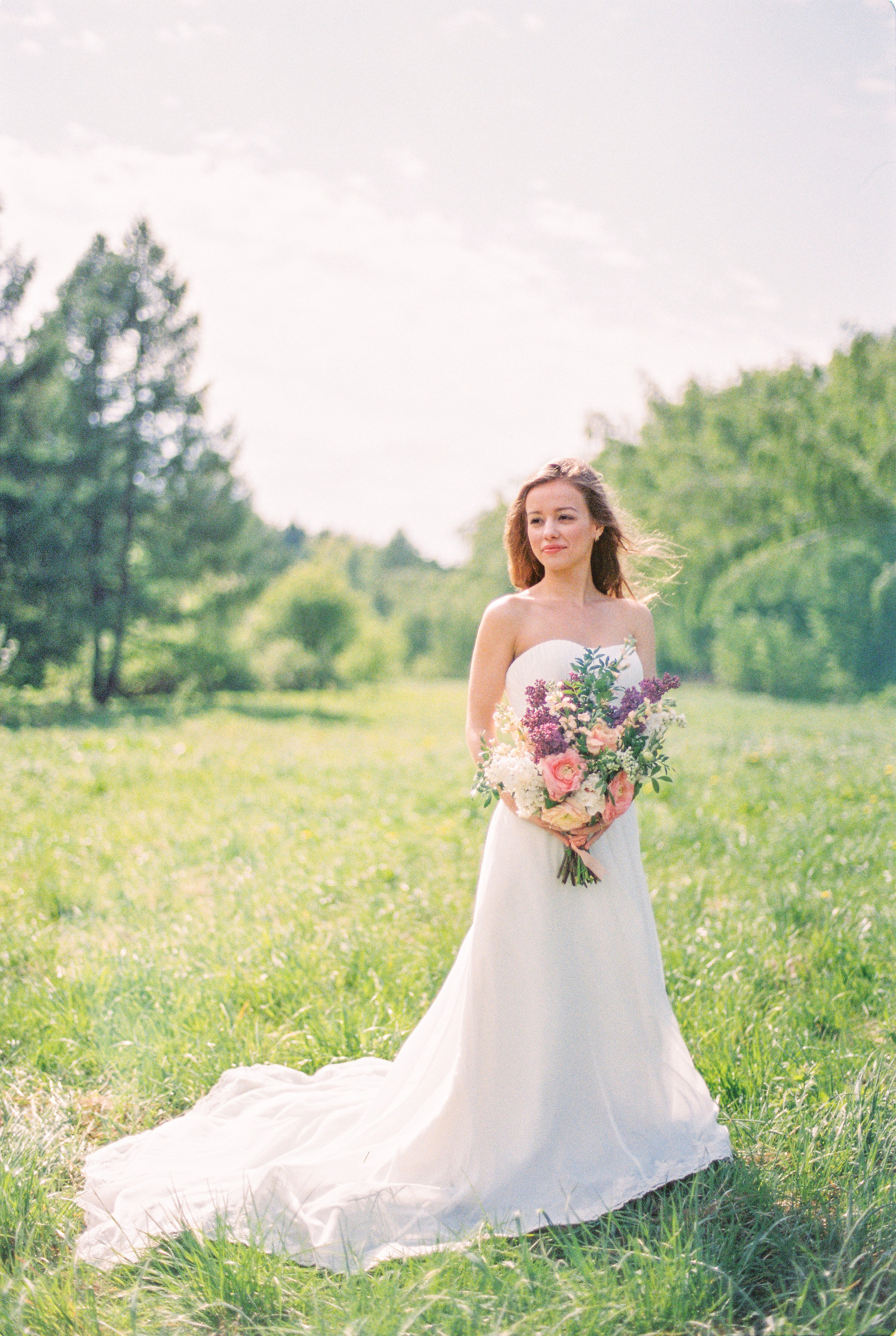 Летняя свадебная фотосессия в Москве, плёночный стиль