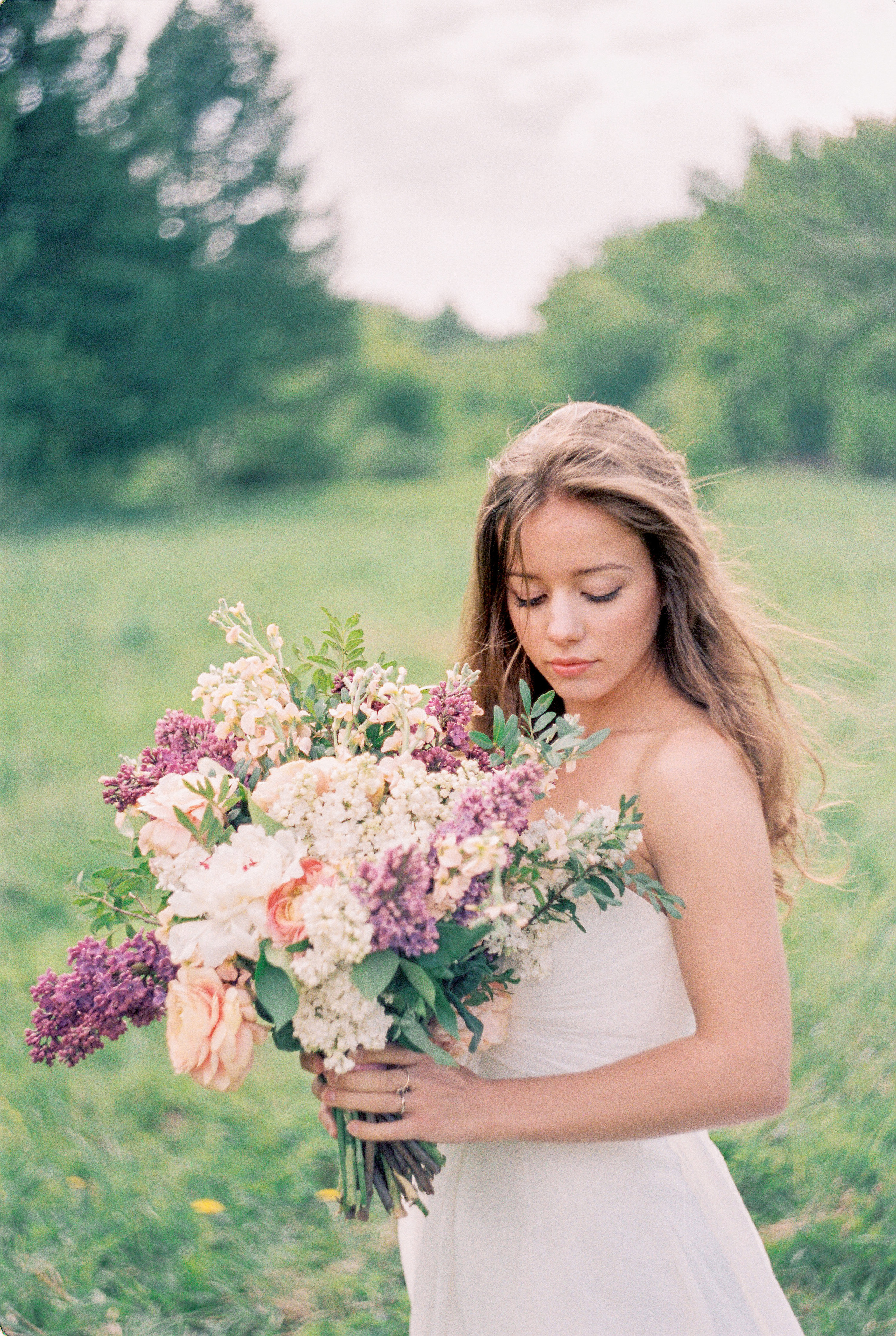 Летняя свадебная фотосессия в Москве, плёночный стиль