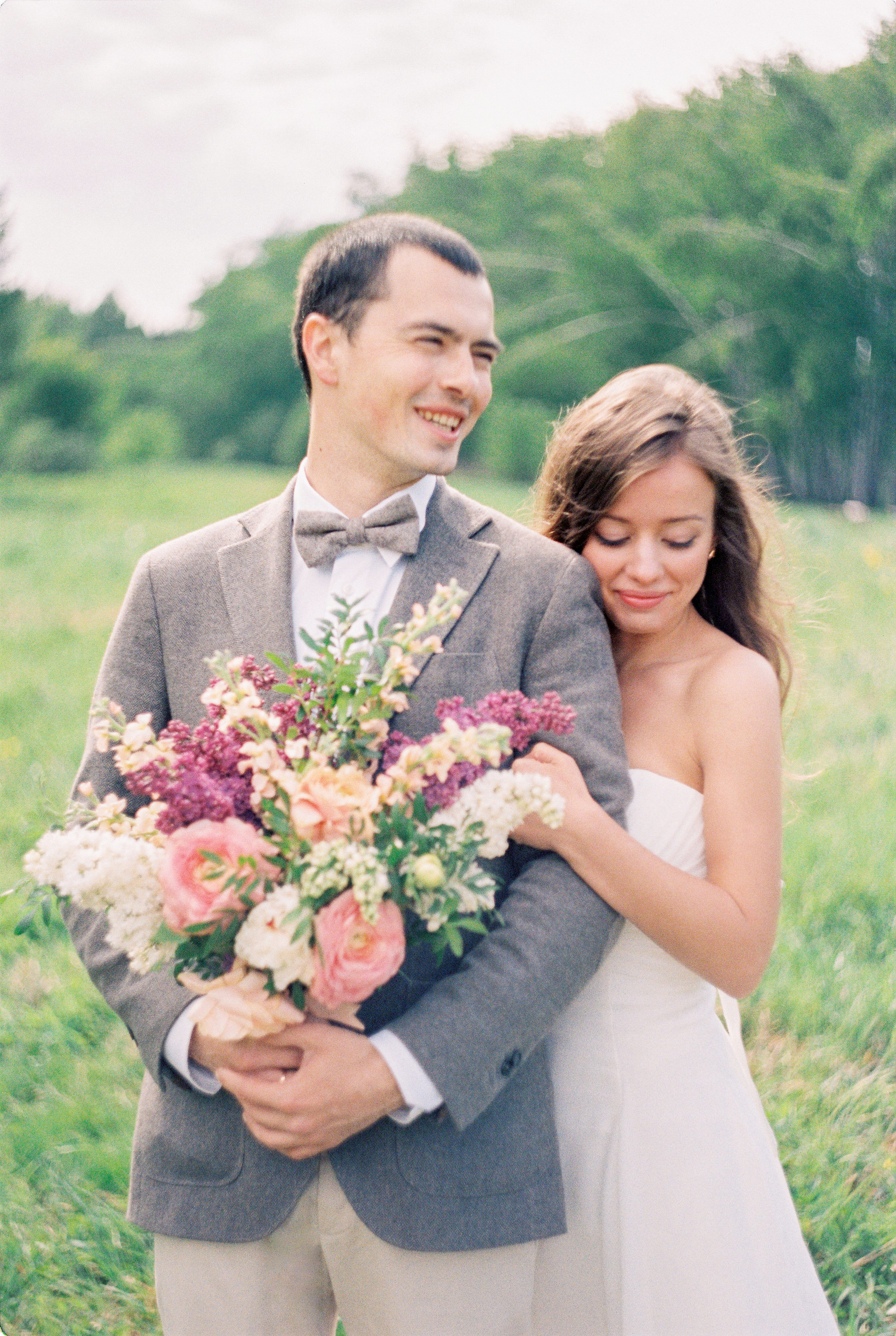 Летняя свадебная фотосессия в Москве, плёночный стиль