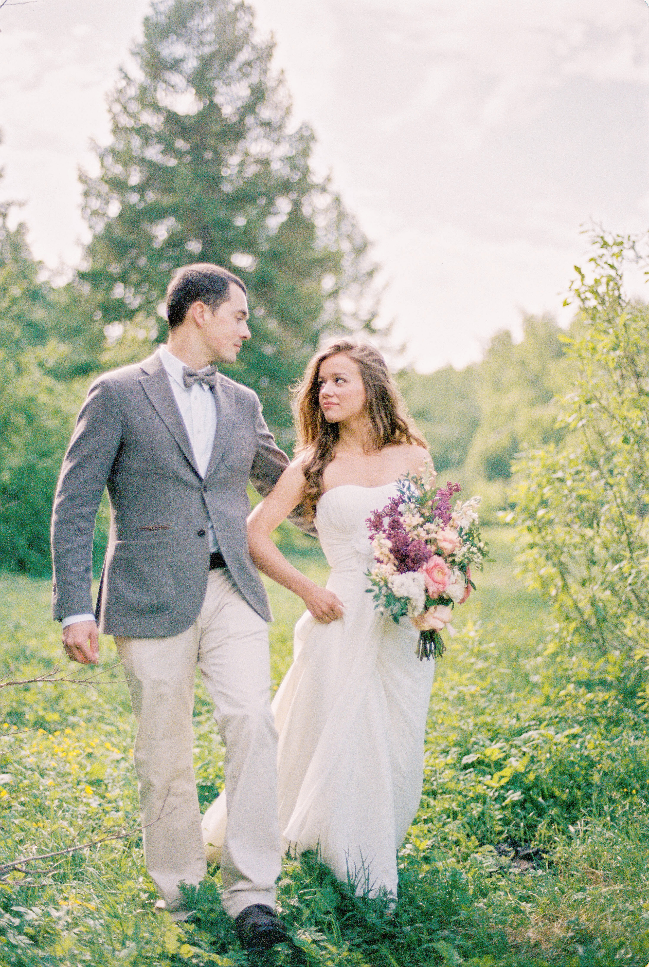 Летняя свадебная фотосессия в Москве, плёночный стиль