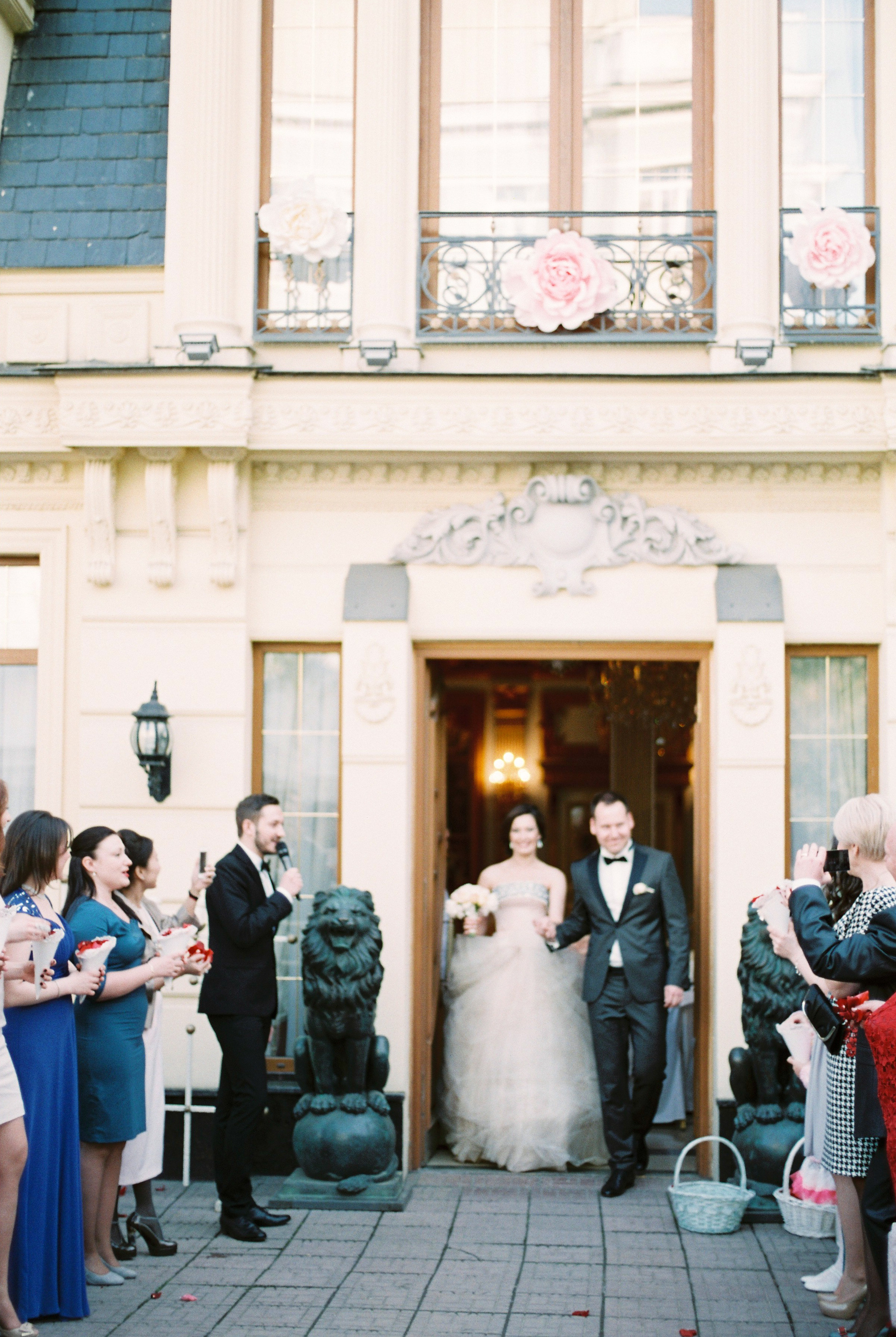 Стильная свадьба на плёнку в центре Москвы, плёночный фотограф Москва