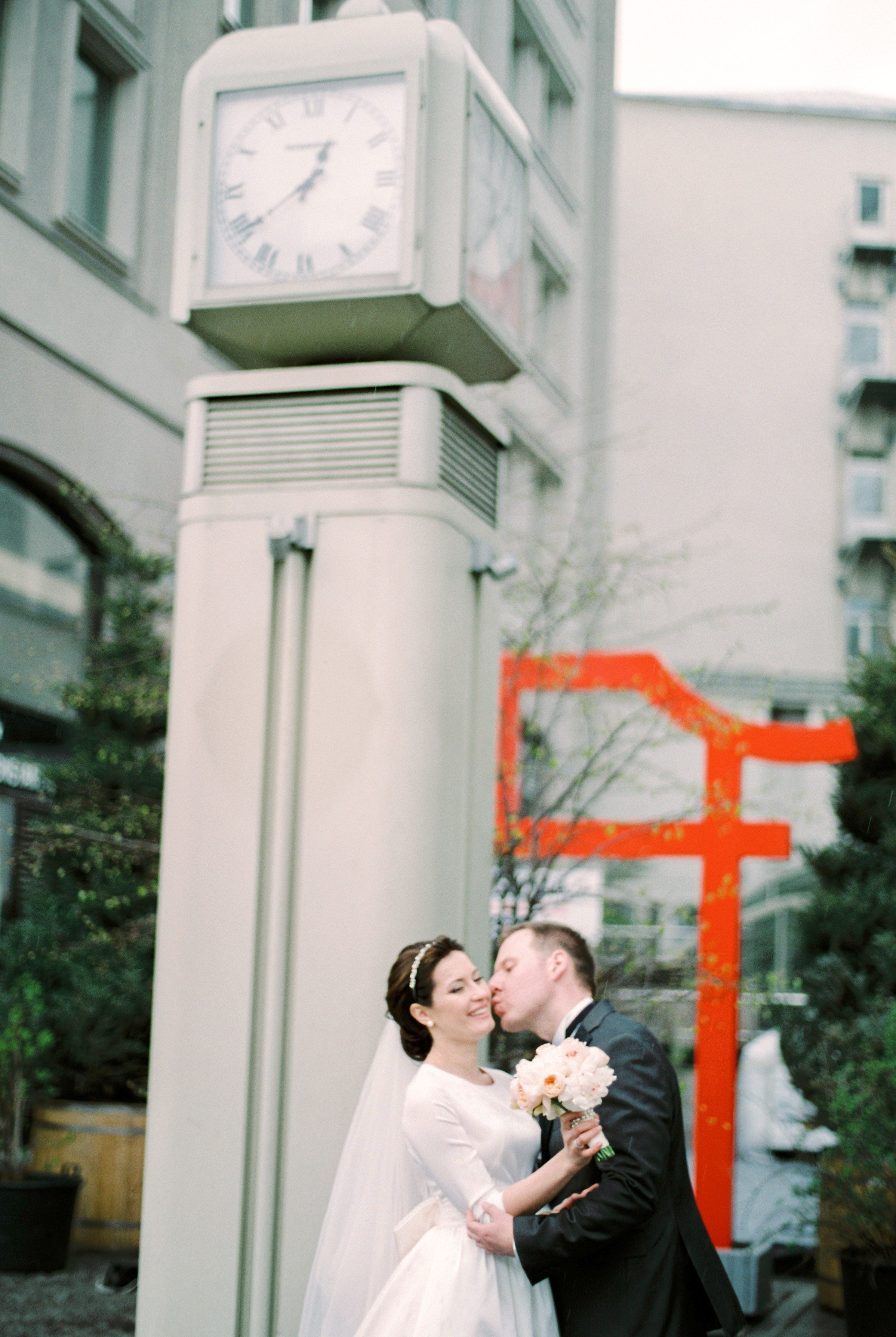 Стильная свадьба на плёнку в центре Москвы, плёночный фотограф Москва