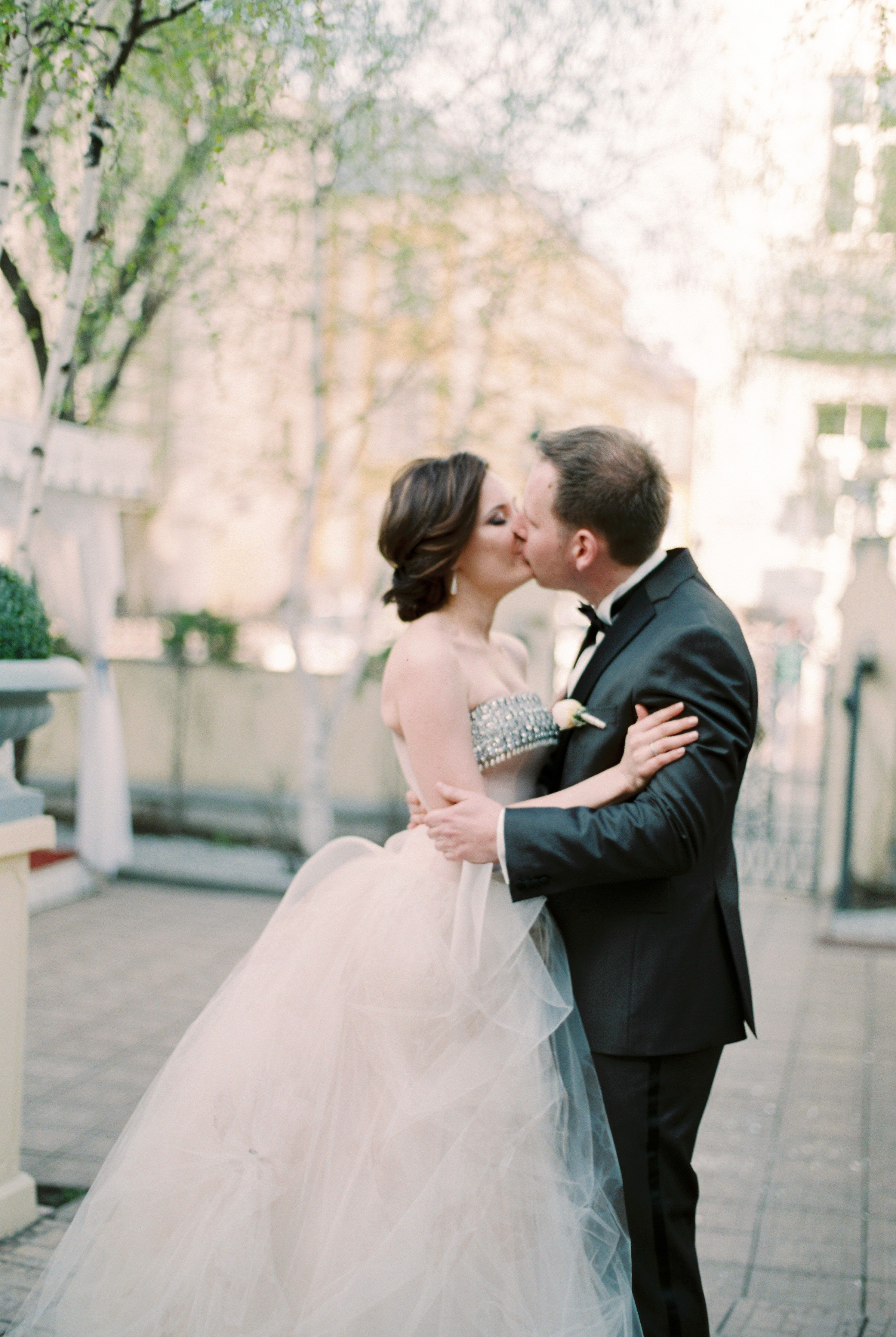 Стильная свадьба на плёнку в центре Москвы, плёночный фотограф Москва