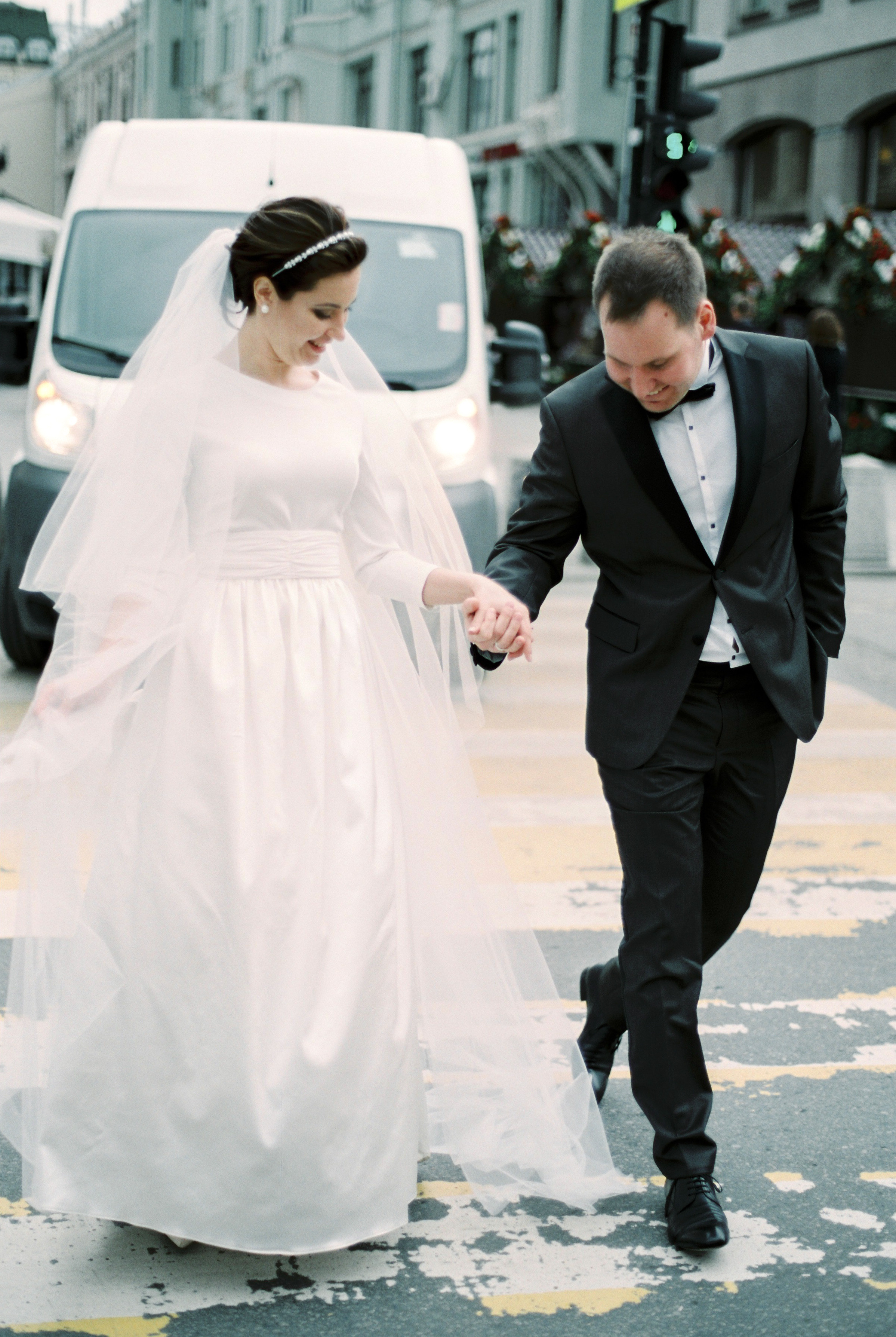 Стильная свадьба на плёнку в центре Москвы, плёночный фотограф Москва