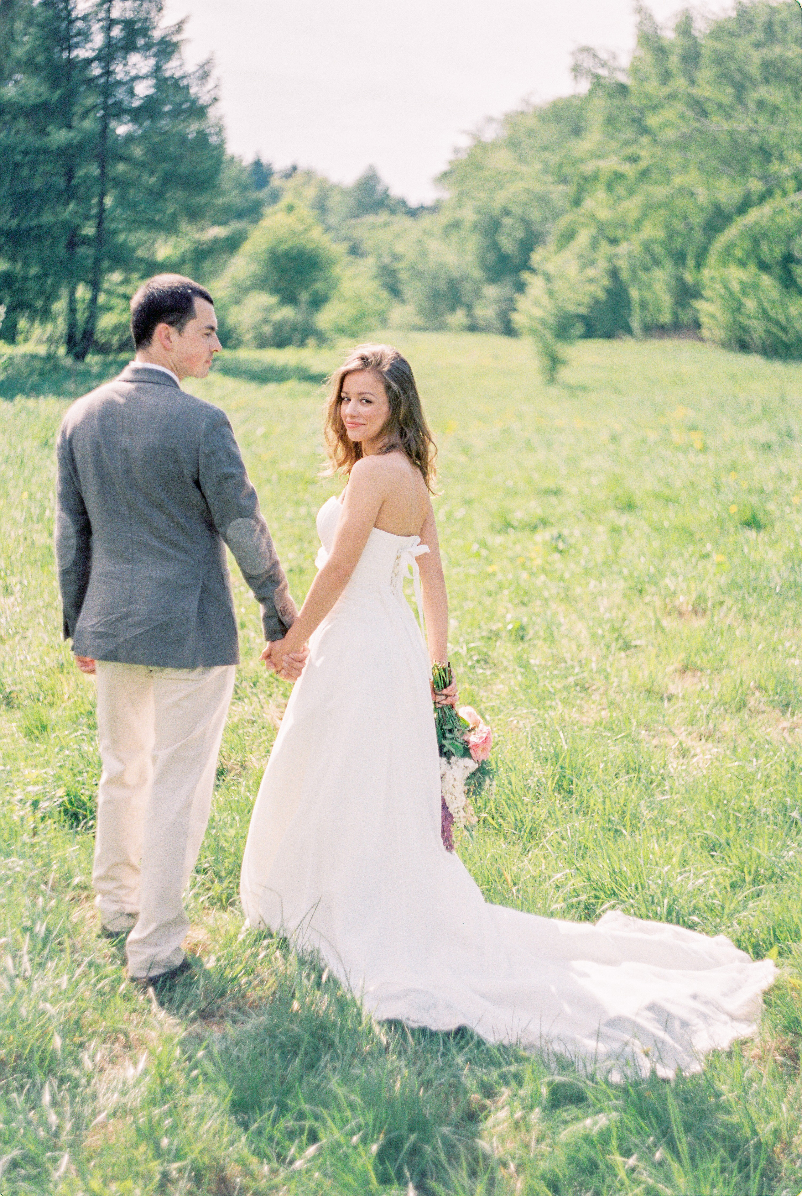 Летняя свадебная фотосессия в Москве, плёночный стиль
