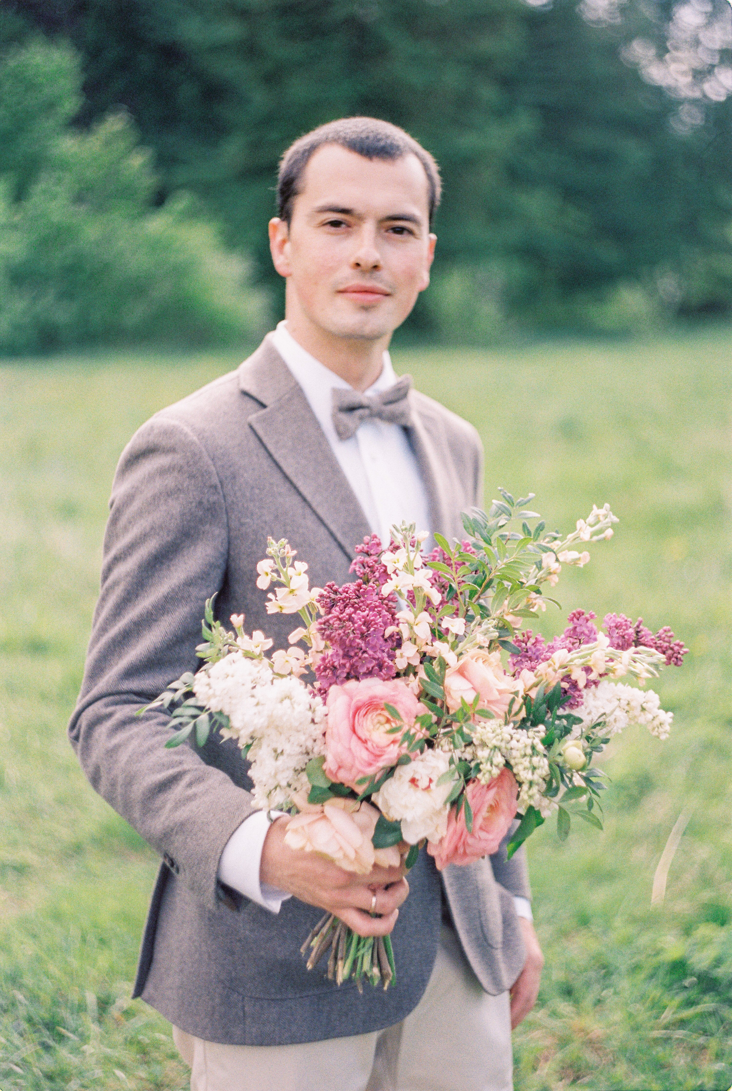 Летняя свадебная фотосессия в Москве, плёночный стиль