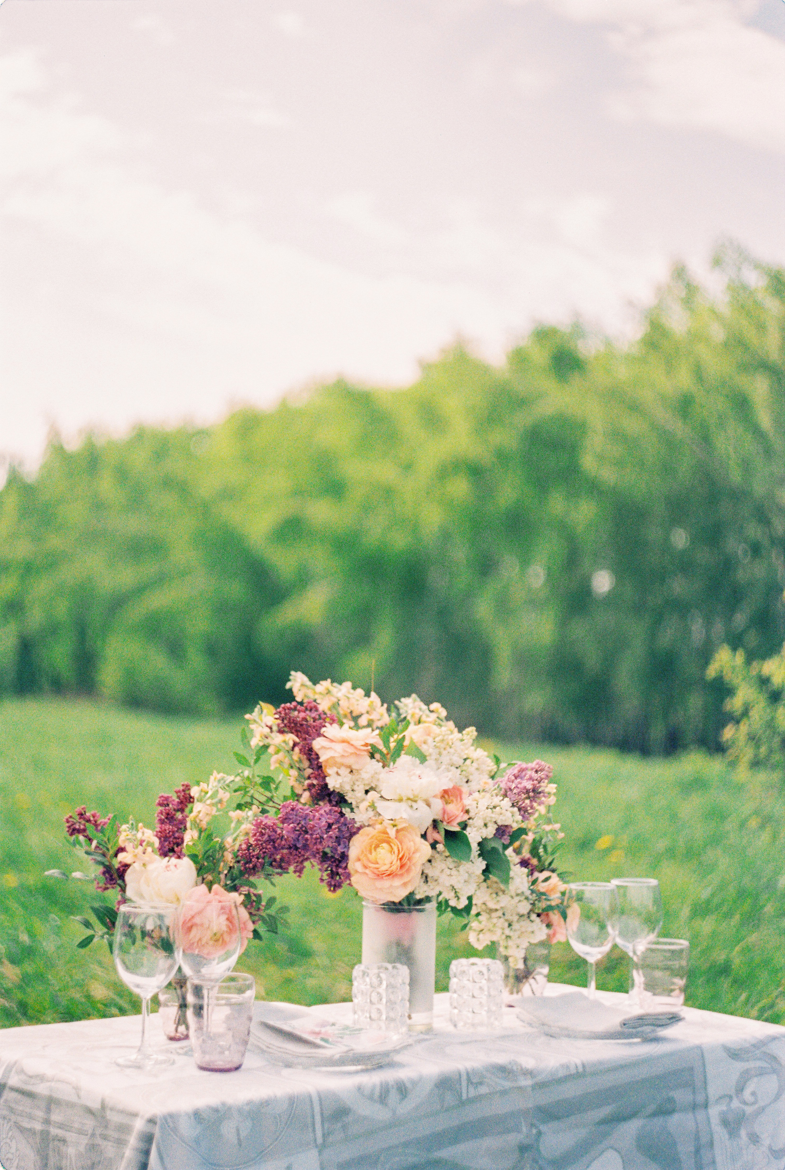 Летняя свадебная фотосессия в Москве, плёночный стиль