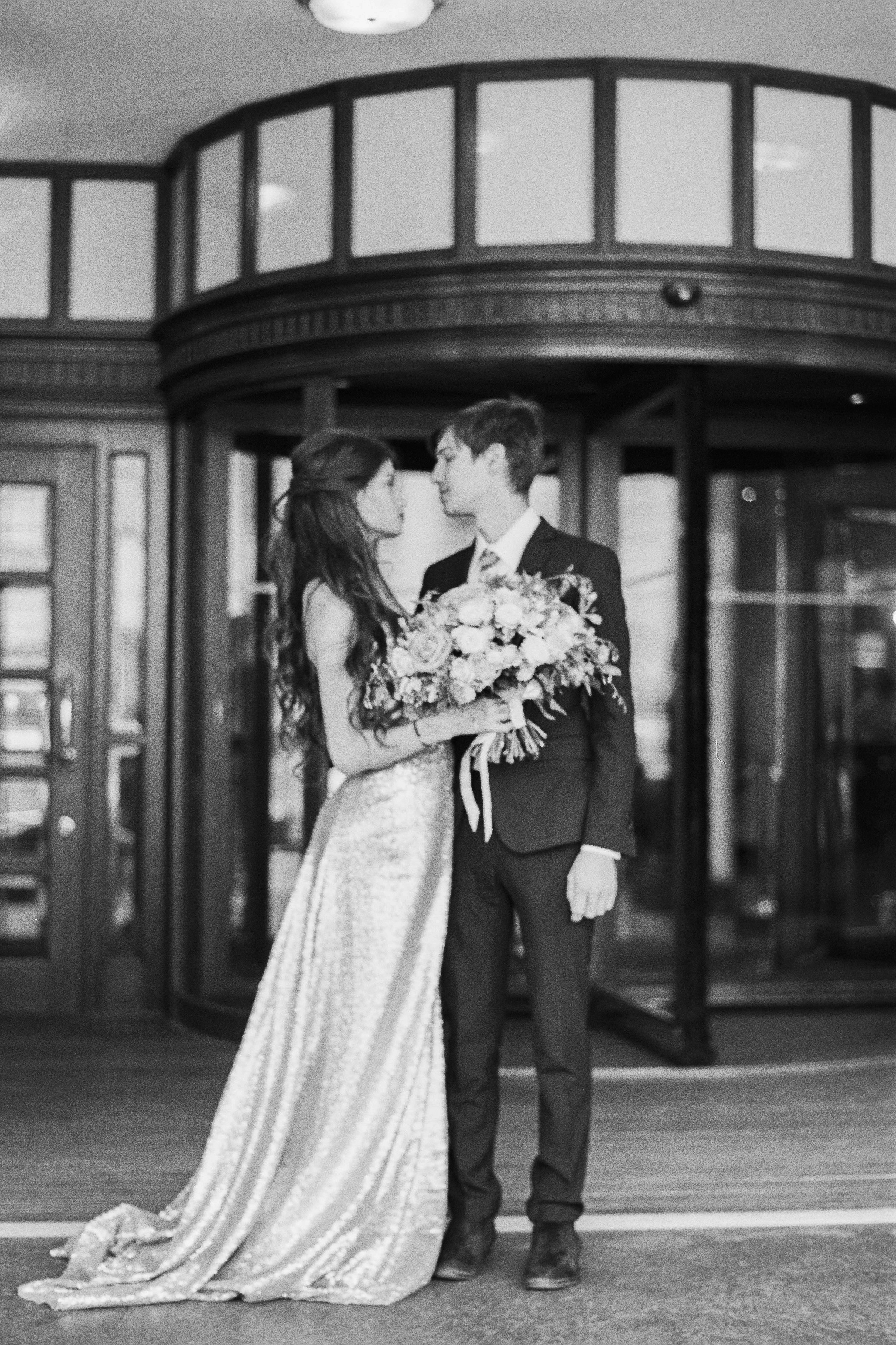 Осенняя свадебная прогулка в Москве на плёнку