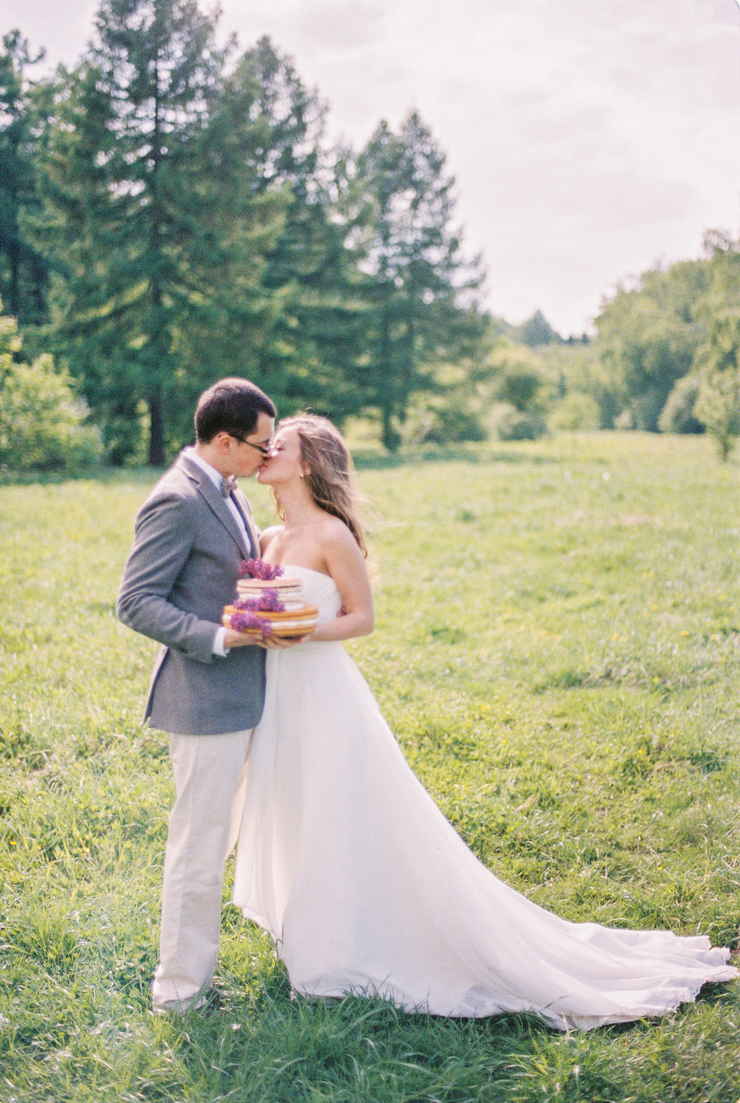 Летняя свадебная фотосессия в Москве, плёночный стиль