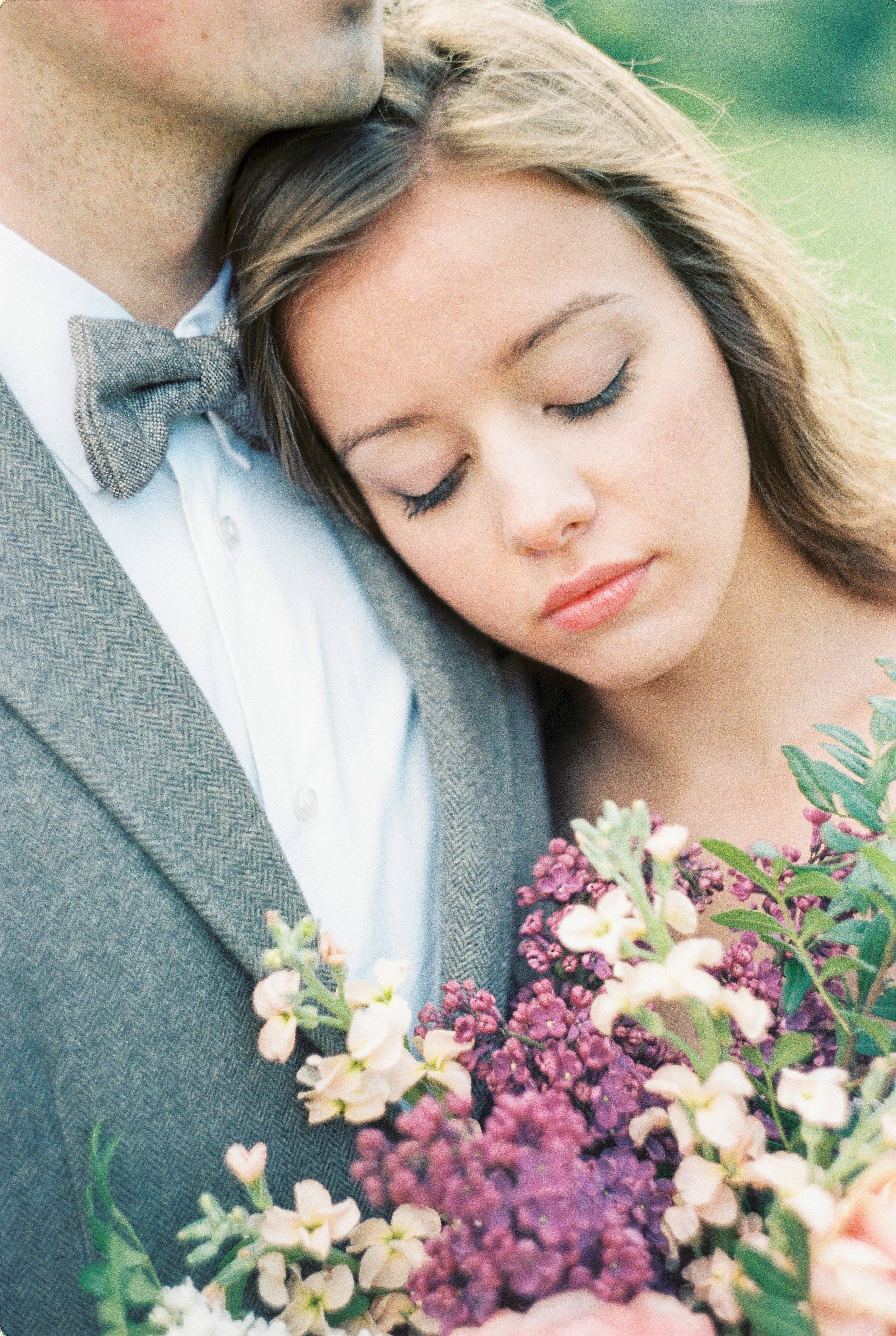 Летняя свадебная фотосессия в Москве, плёночный стиль