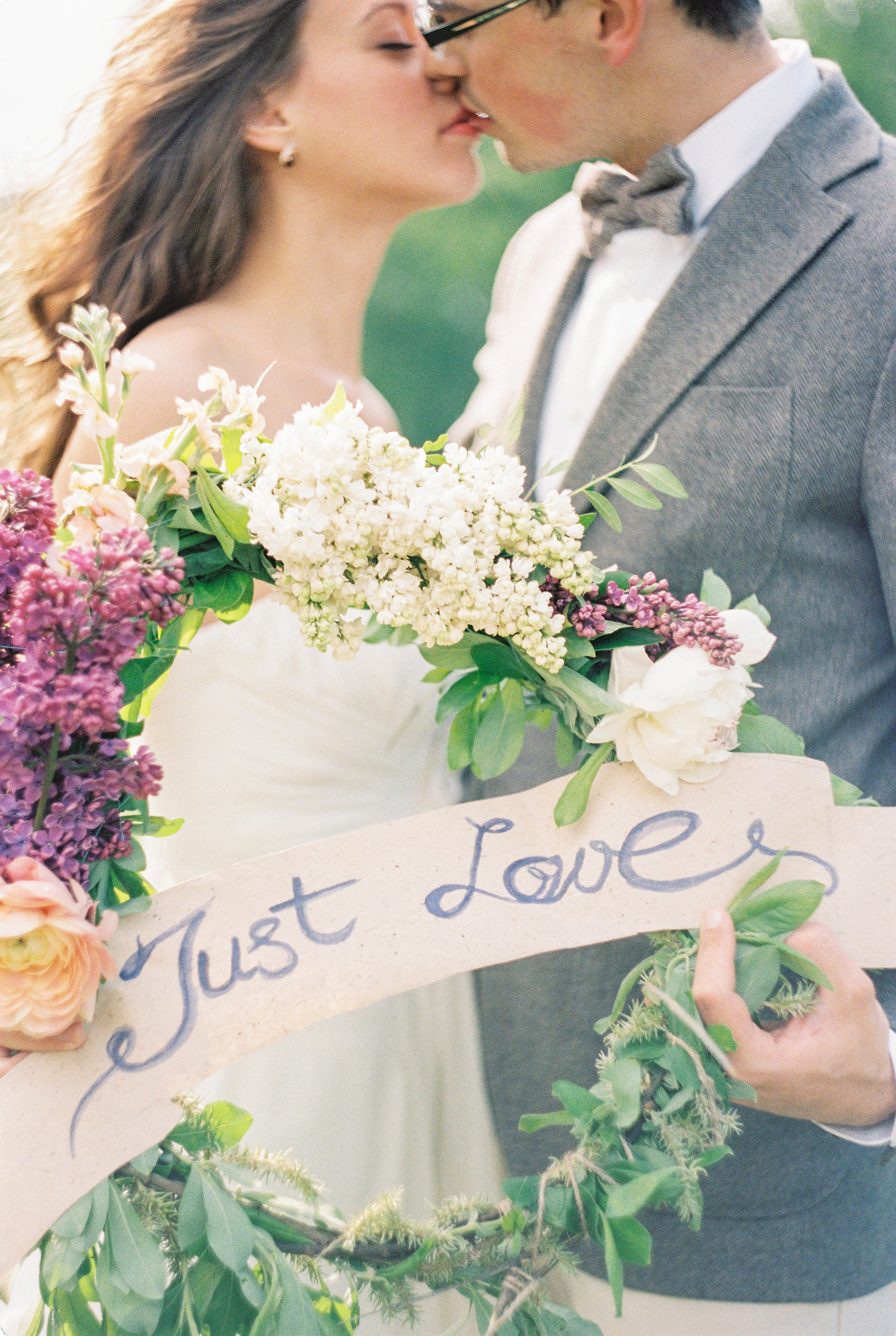 Летняя свадебная фотосессия в Москве, плёночный стиль