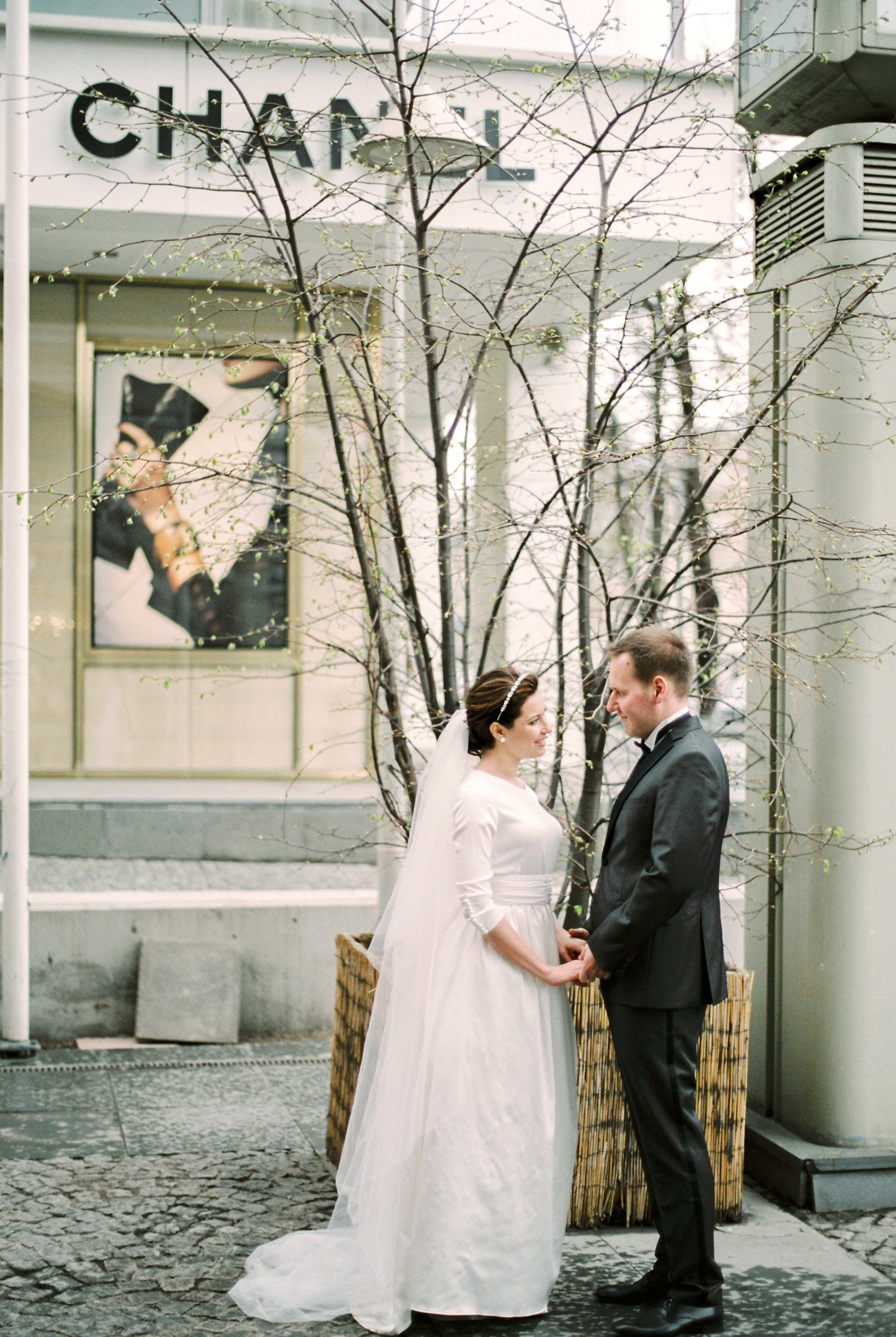 Стильная свадьба на плёнку в центре Москвы, плёночный фотограф Москва