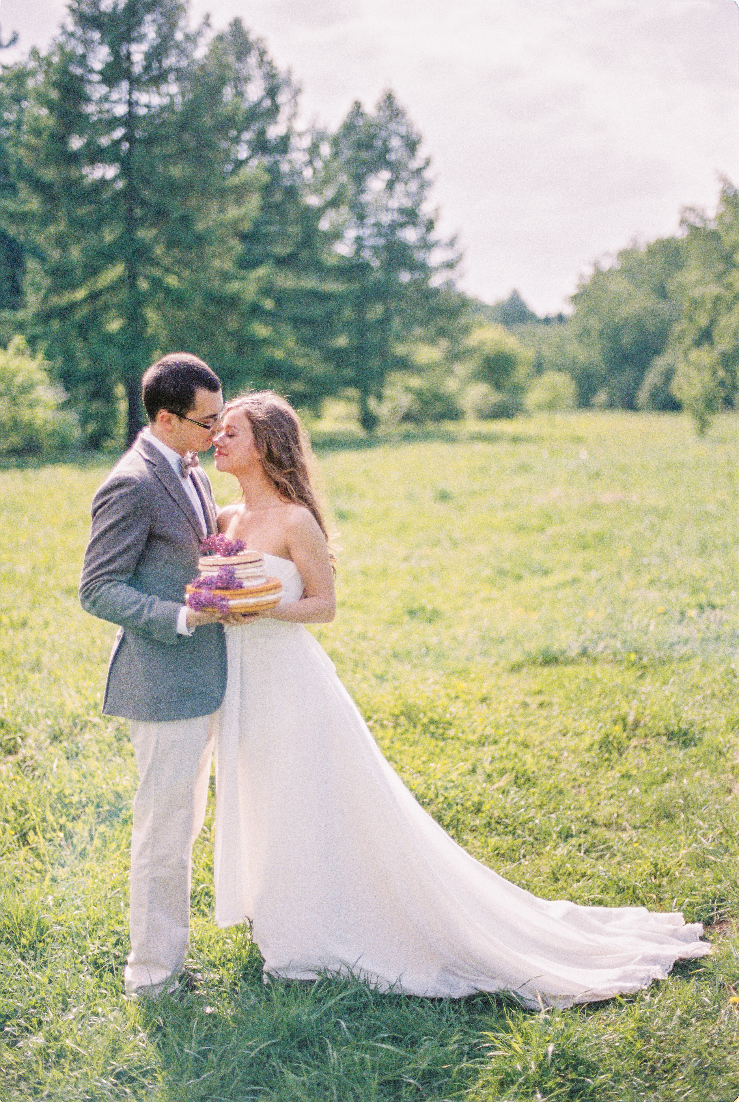 Летняя свадебная фотосессия в Москве, плёночный стиль