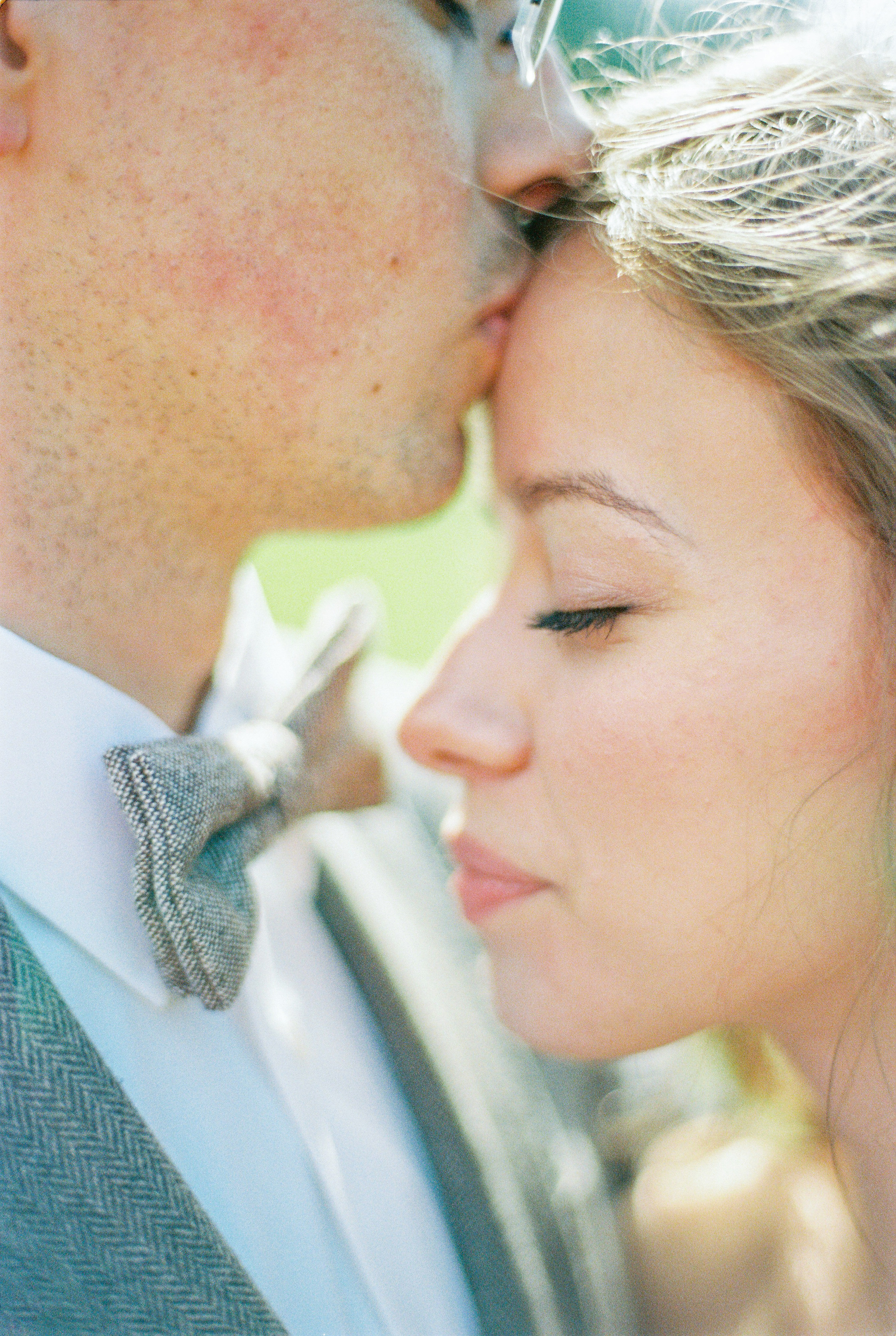 Летняя свадебная фотосессия в Москве, плёночный стиль