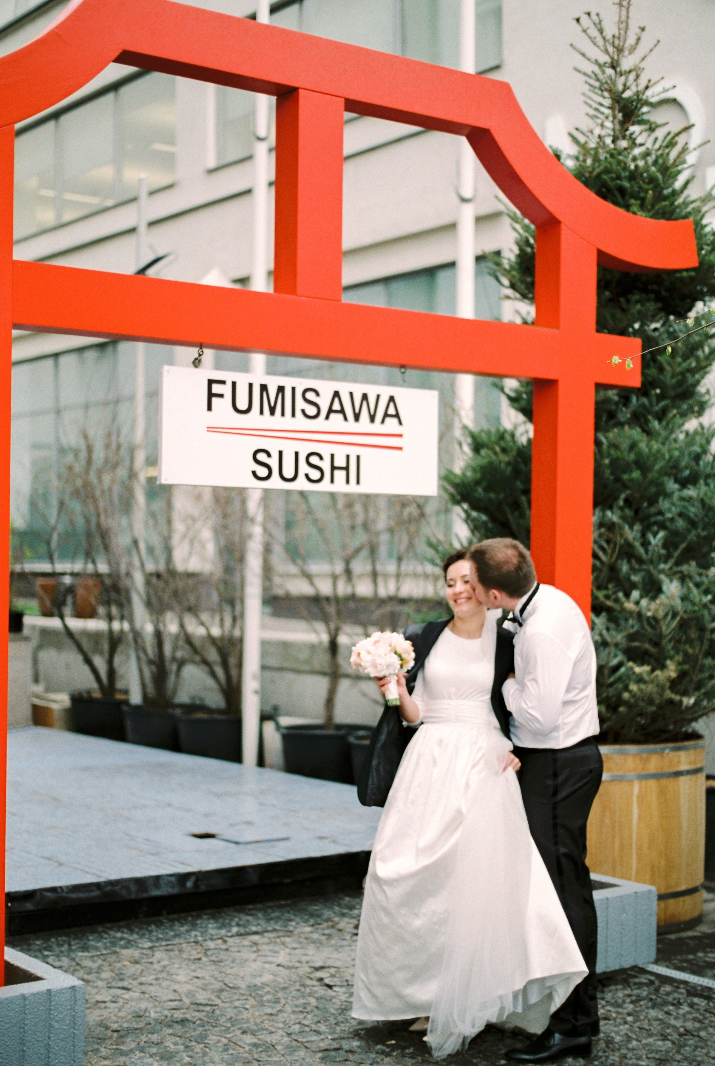 Стильная свадьба на плёнку в центре Москвы, плёночный фотограф Москва