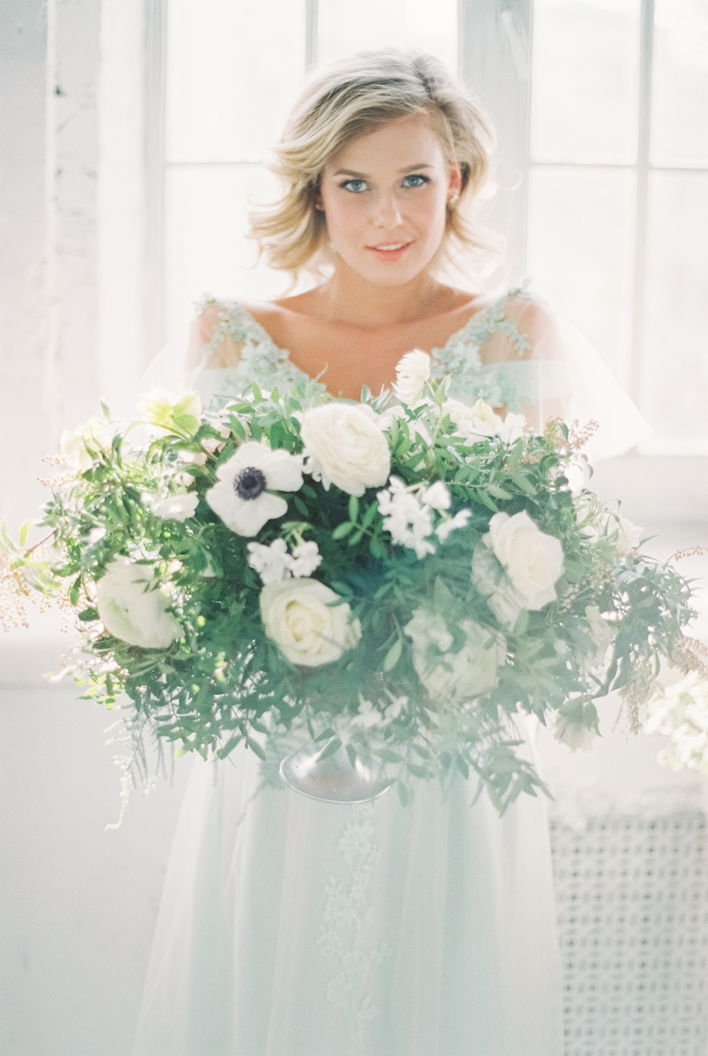 Свадебное утро невесты на плёнку в студии в Москве, свадебный фотограф Москва