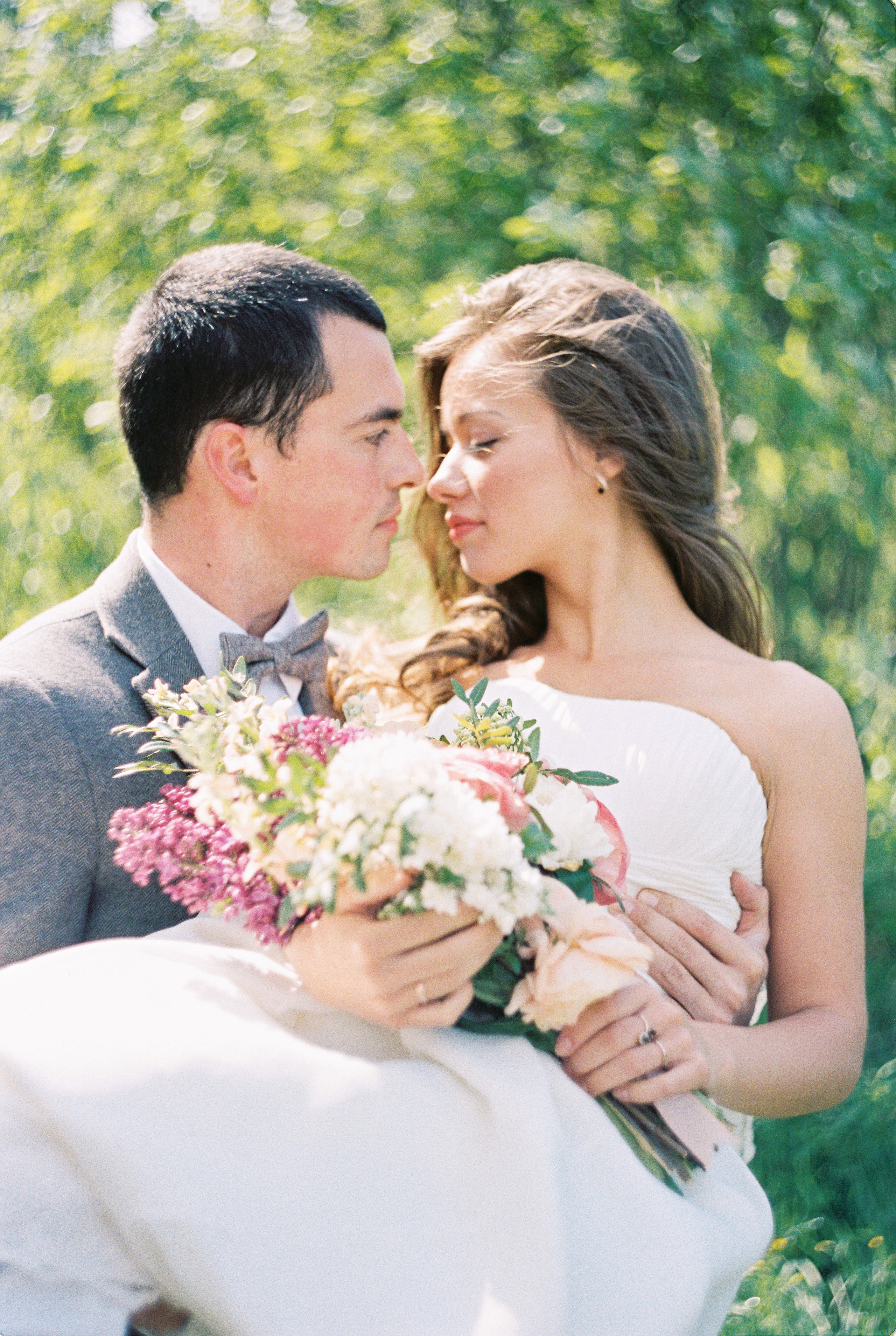 Летняя свадебная фотосессия в Москве, плёночный стиль