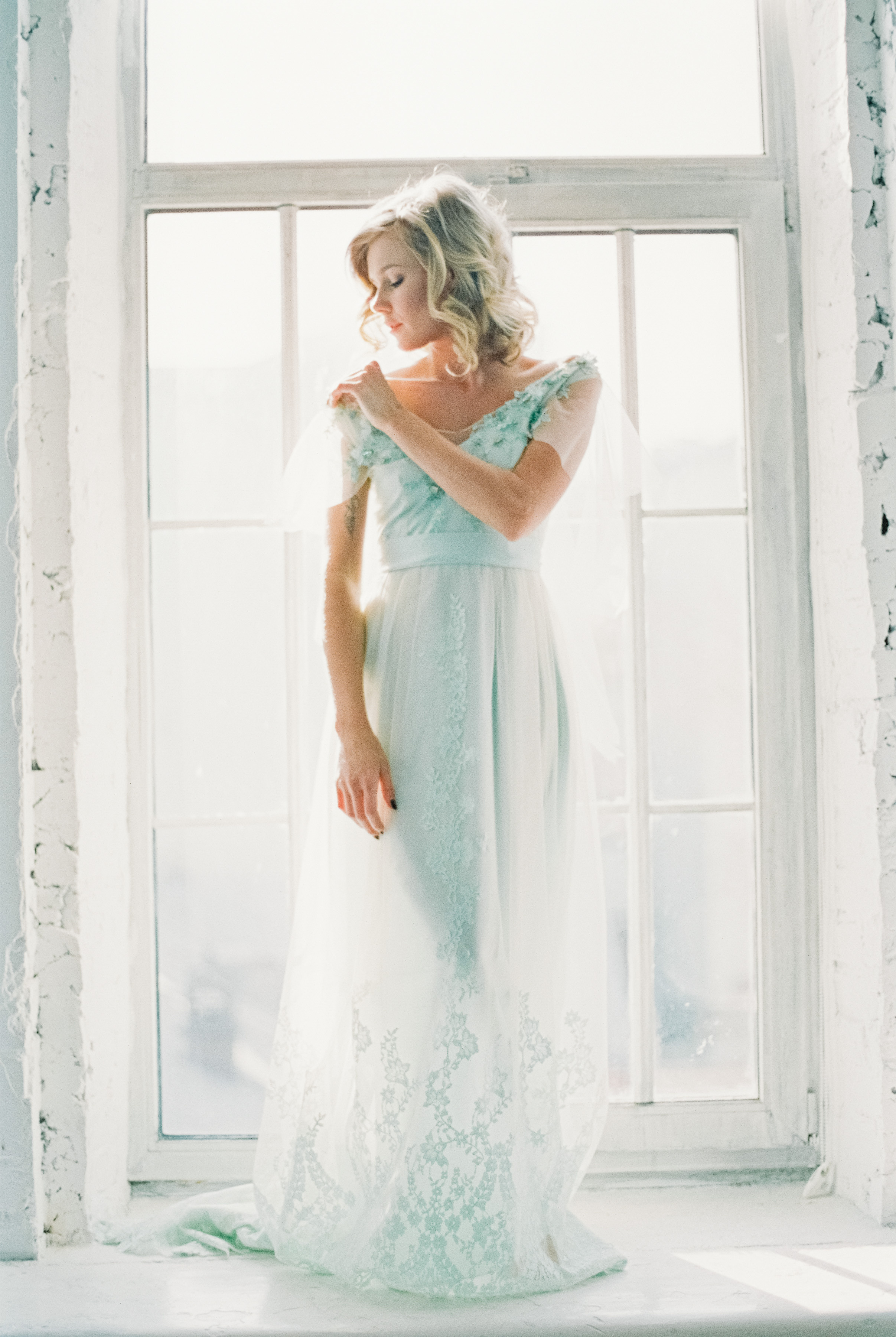 Свадебное утро невесты на плёнку в студии в Москве, свадебный фотограф Москва