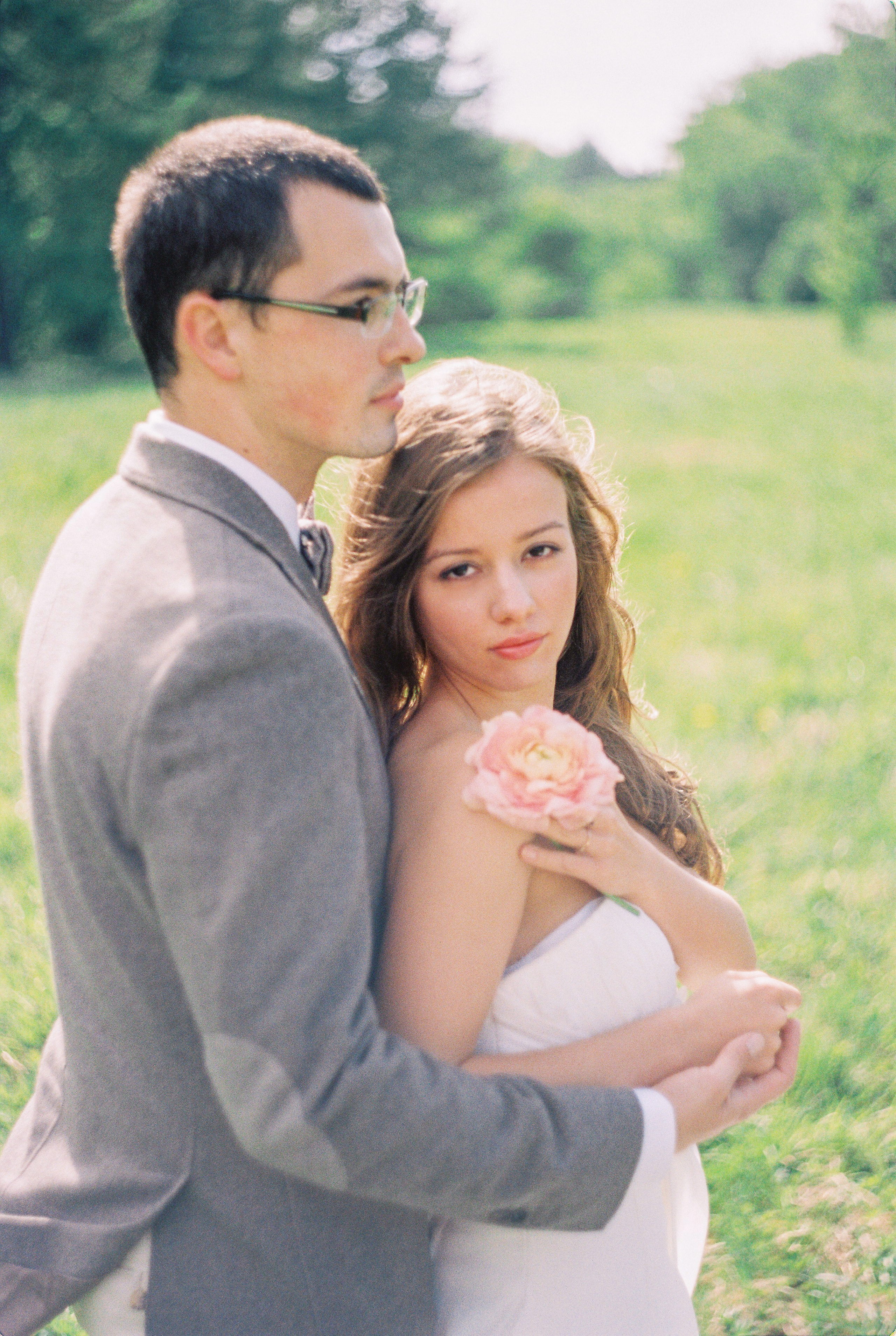 Летняя свадебная фотосессия в Москве, плёночный стиль