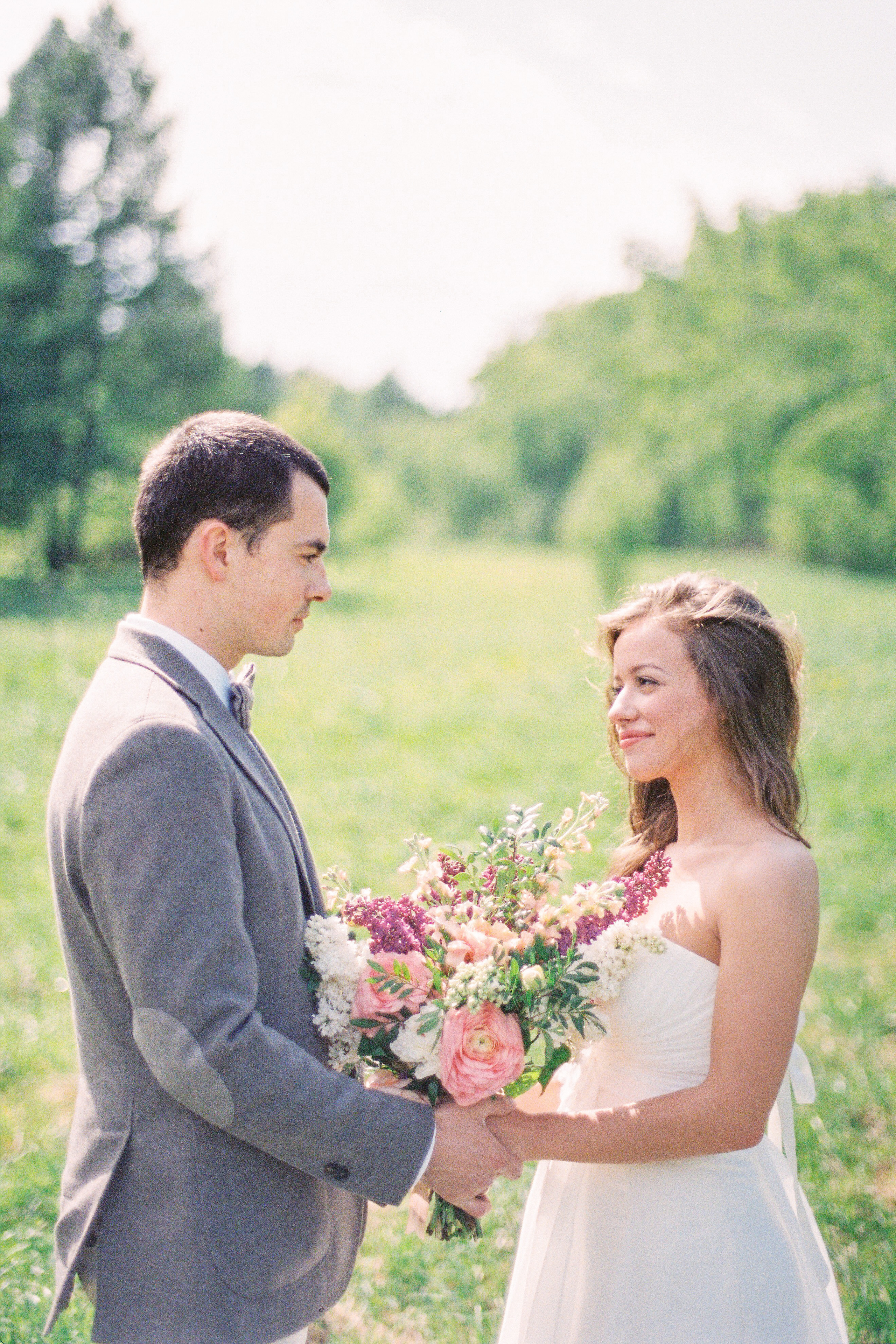 Летняя свадебная фотосессия в Москве, плёночный стиль
