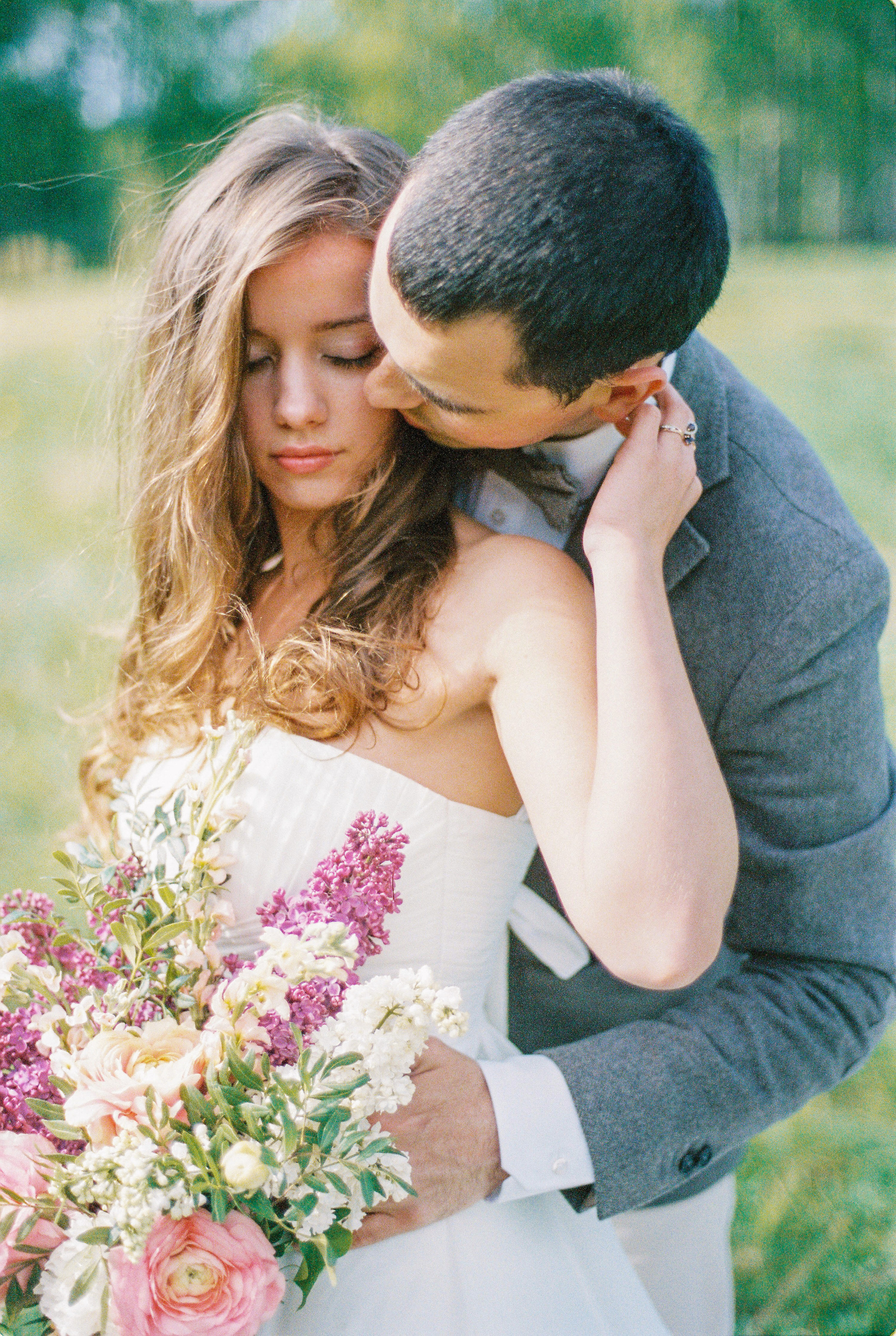 Летняя свадебная фотосессия в Москве, плёночный стиль