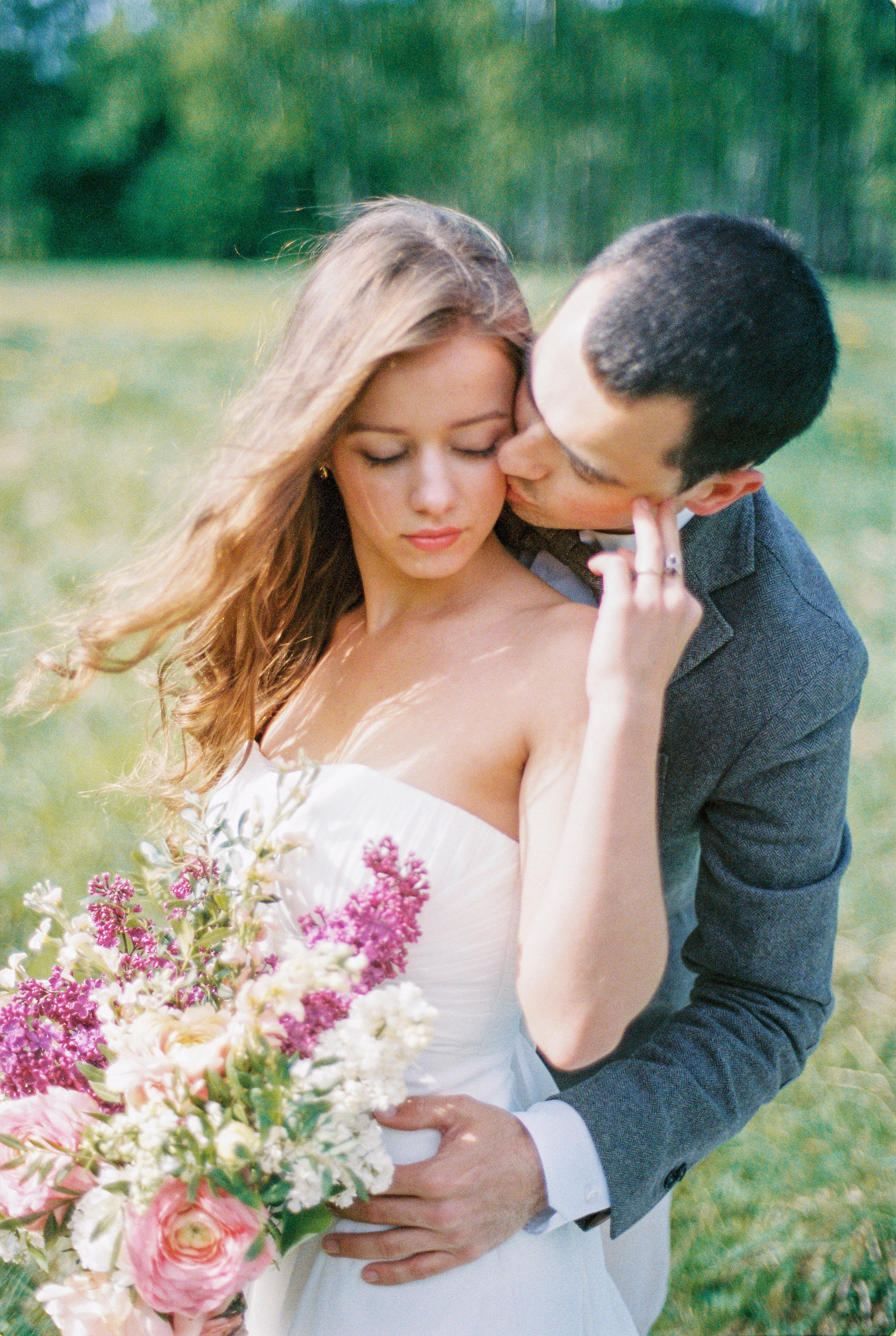 Летняя свадебная фотосессия в Москве, плёночный стиль