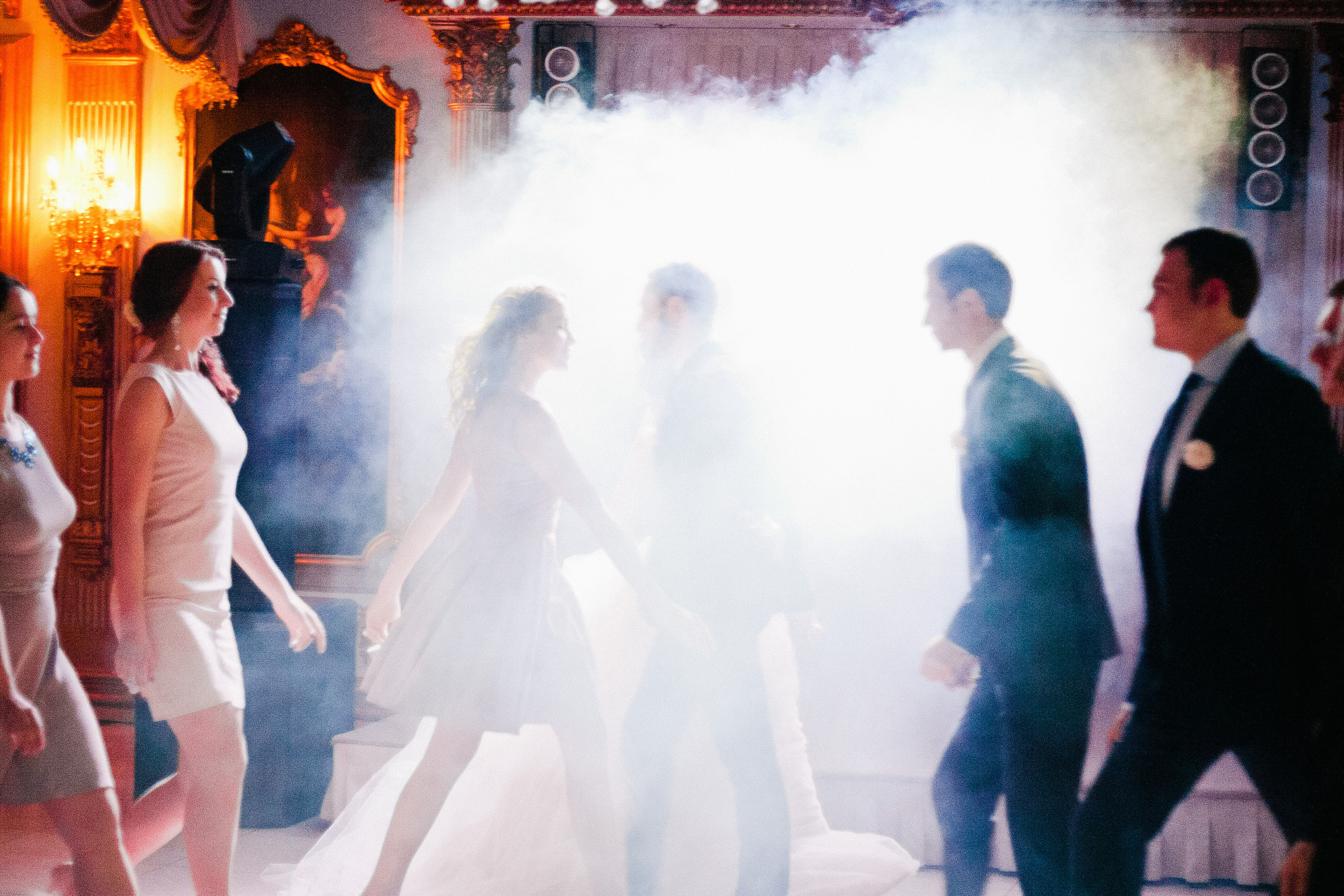 Стильная свадьба на плёнку в центре Москвы, плёночный фотограф Москва