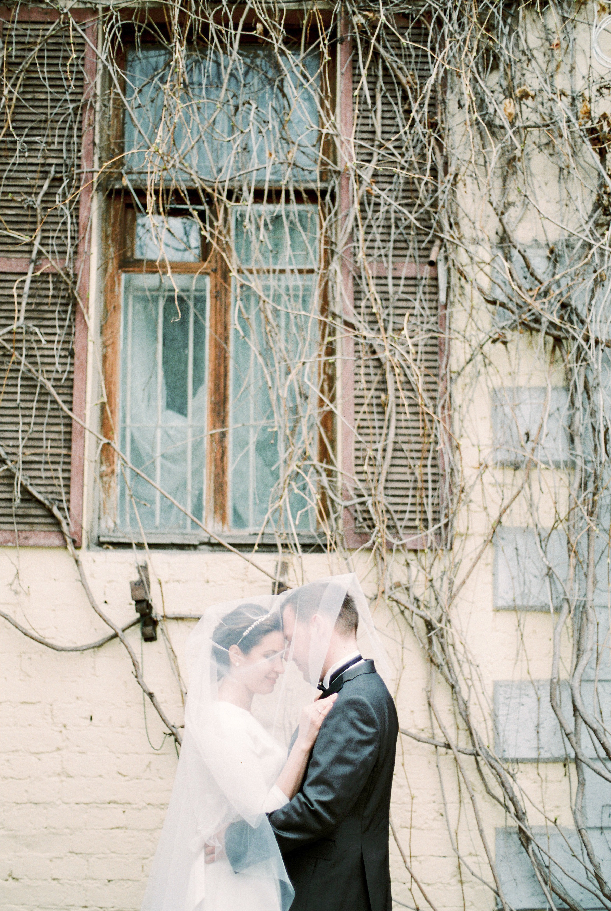 Стильная свадьба на плёнку в центре Москвы, плёночный фотограф Москва