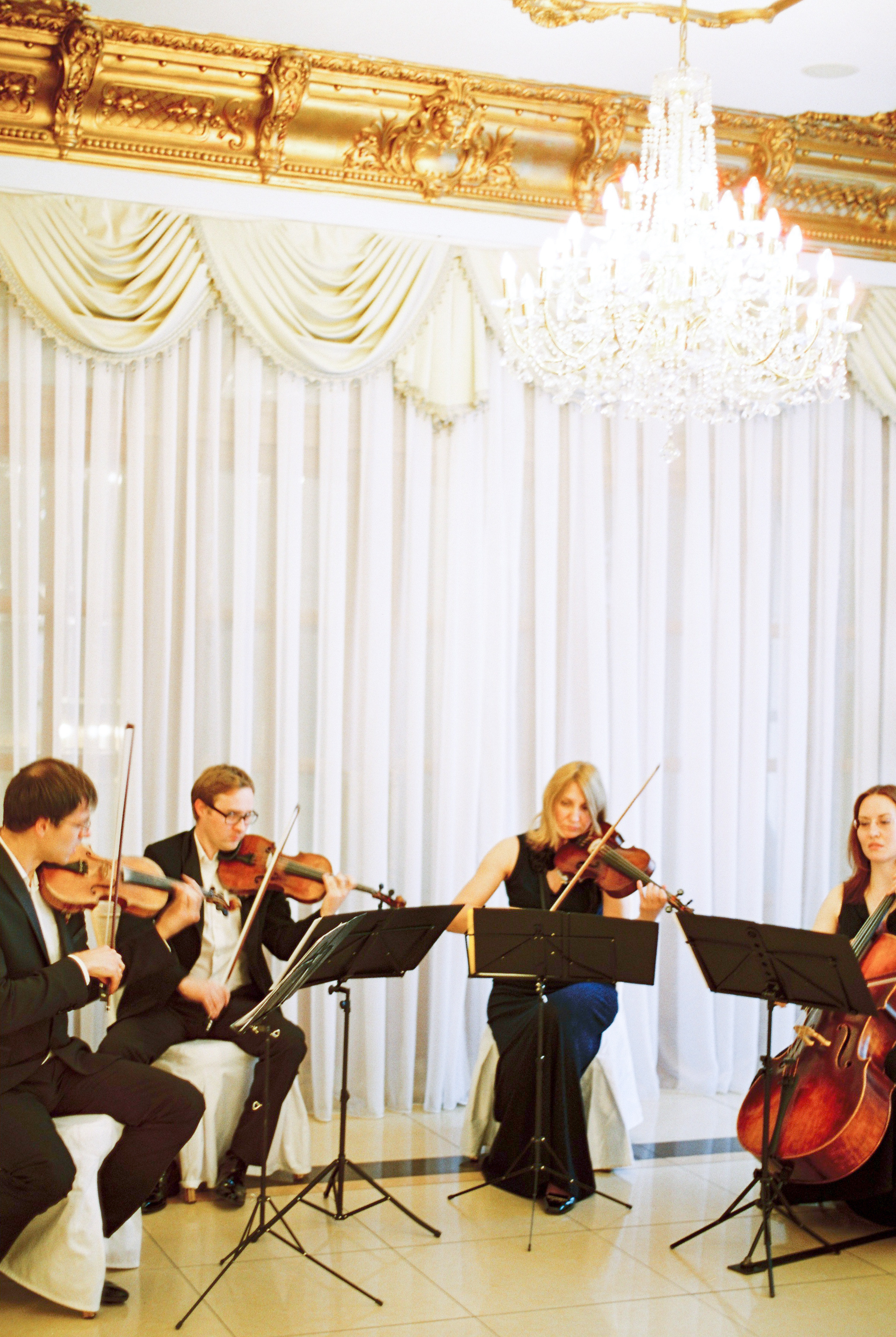 Стильная свадьба на плёнку в центре Москвы, плёночный фотограф Москва