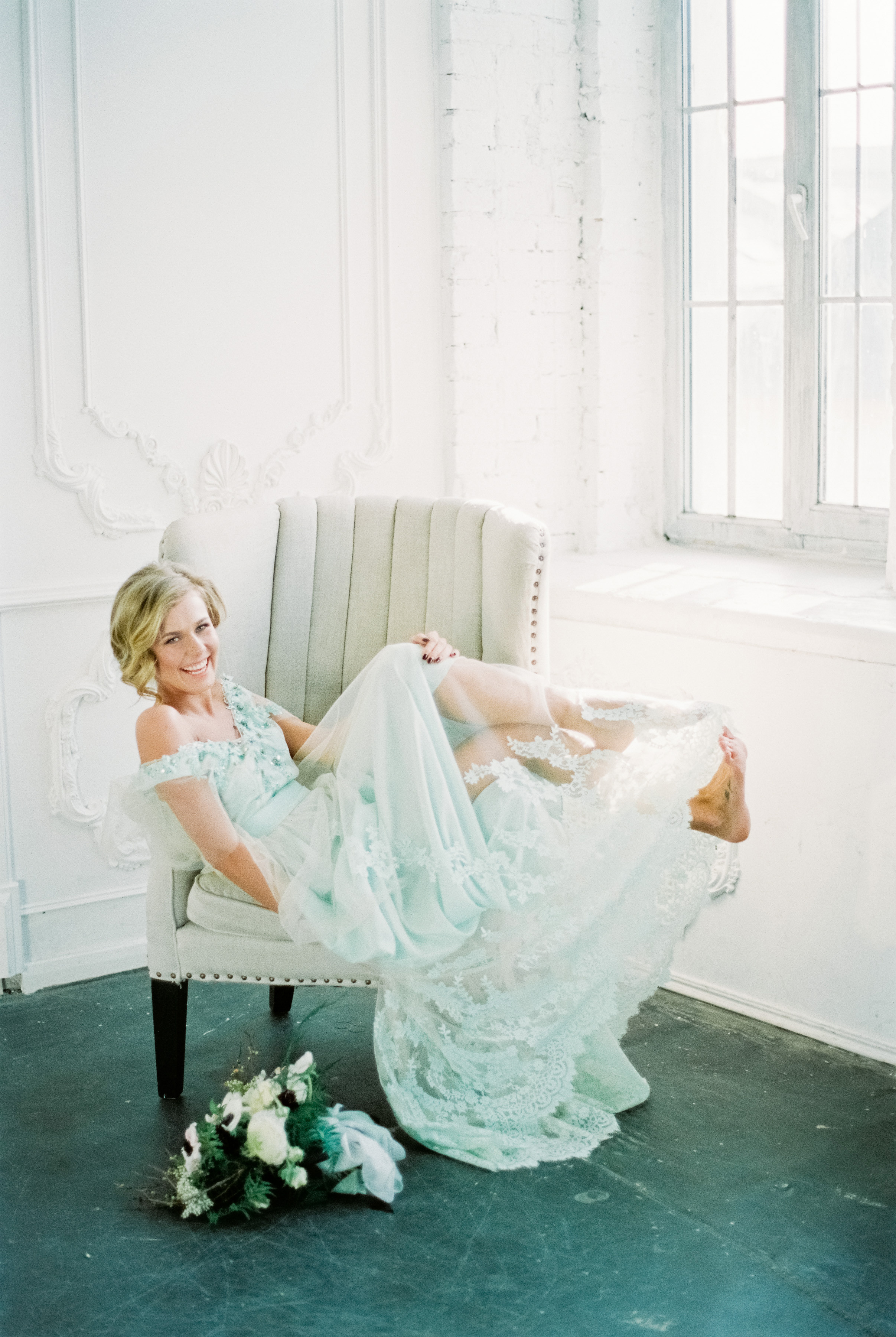 Свадебное утро невесты на плёнку в студии в Москве, свадебный фотограф Москва