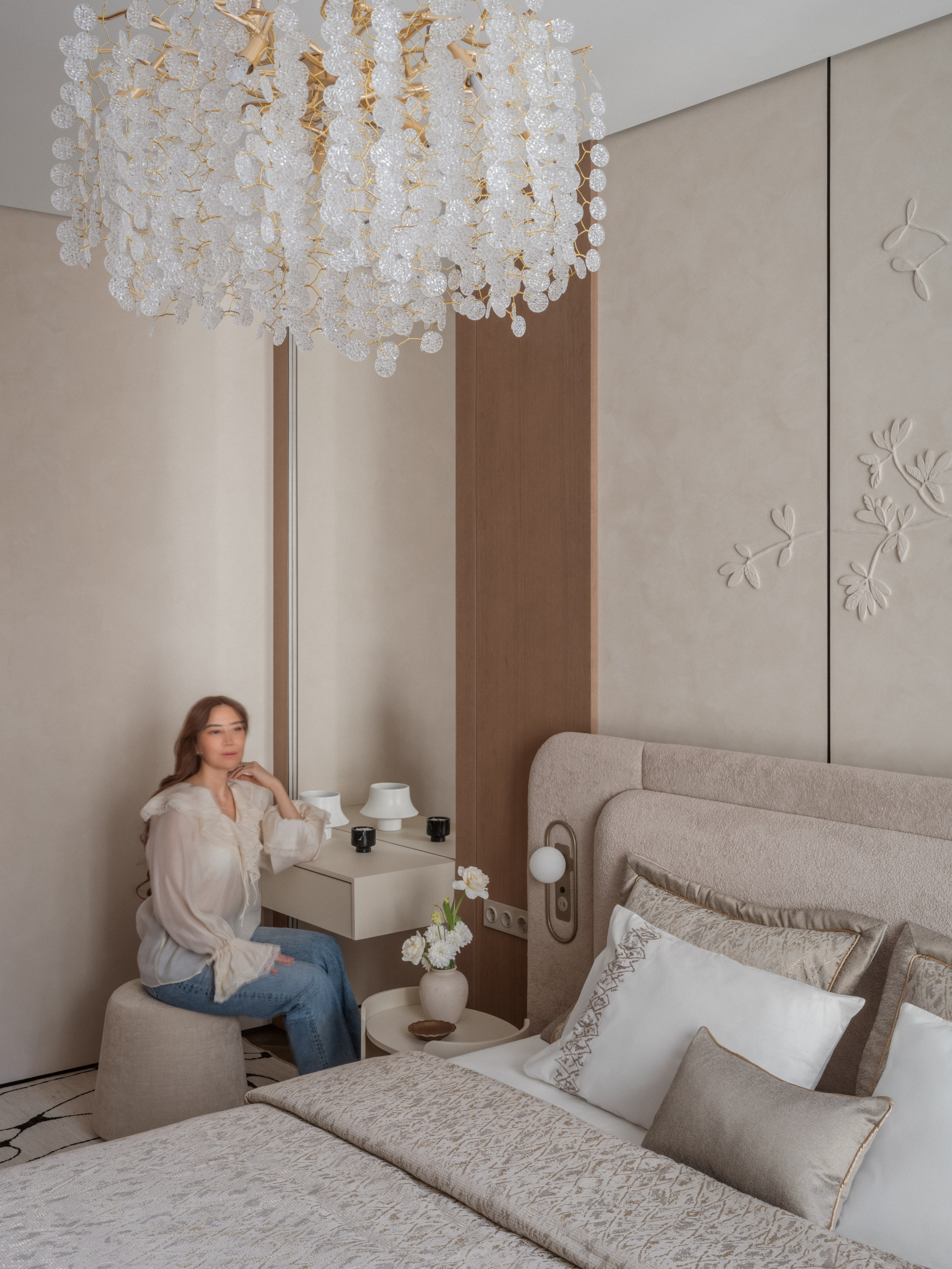 Дизайнерская квартира в стиле soft luxury с натуральным деревом, текстурным текстилем и мягким светом