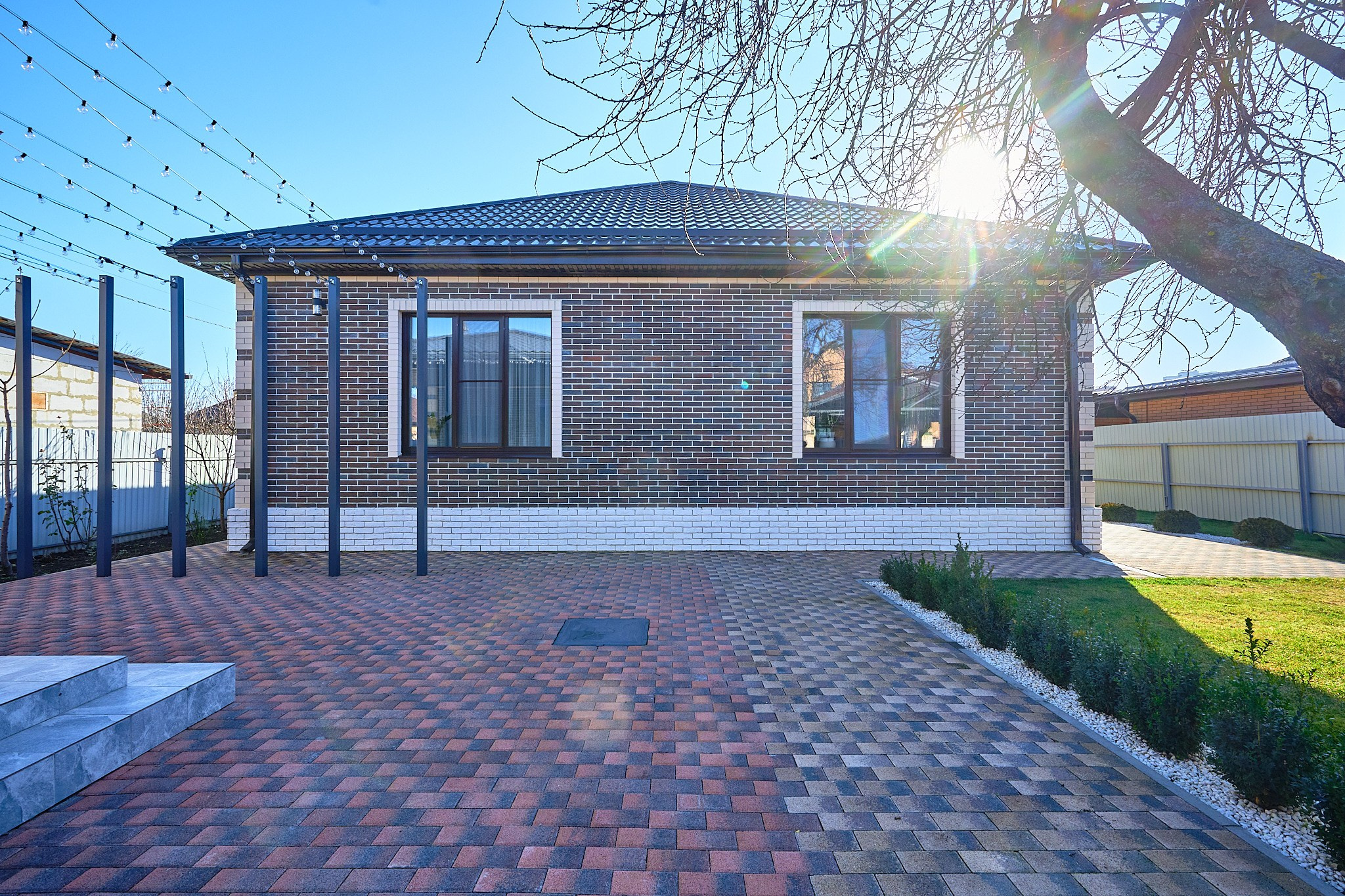 дом одноэтажный с темными кирпичами темном цвете 