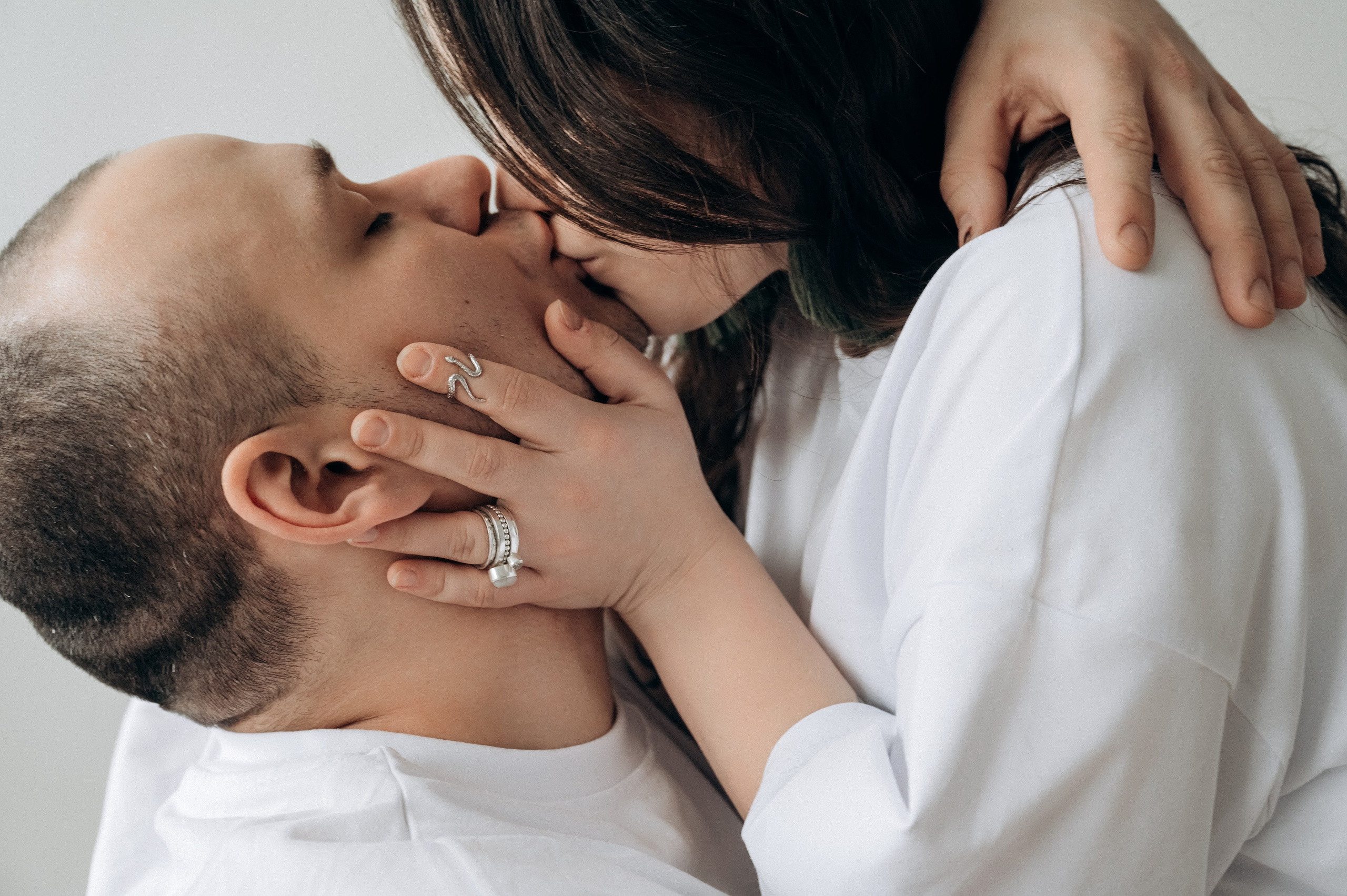 Веселая и живая фотосессия для двоих в фотостудии в Мытищах. Свадебный и семейный фотограф Виктория Носачёва. Щелково, Москва и МО