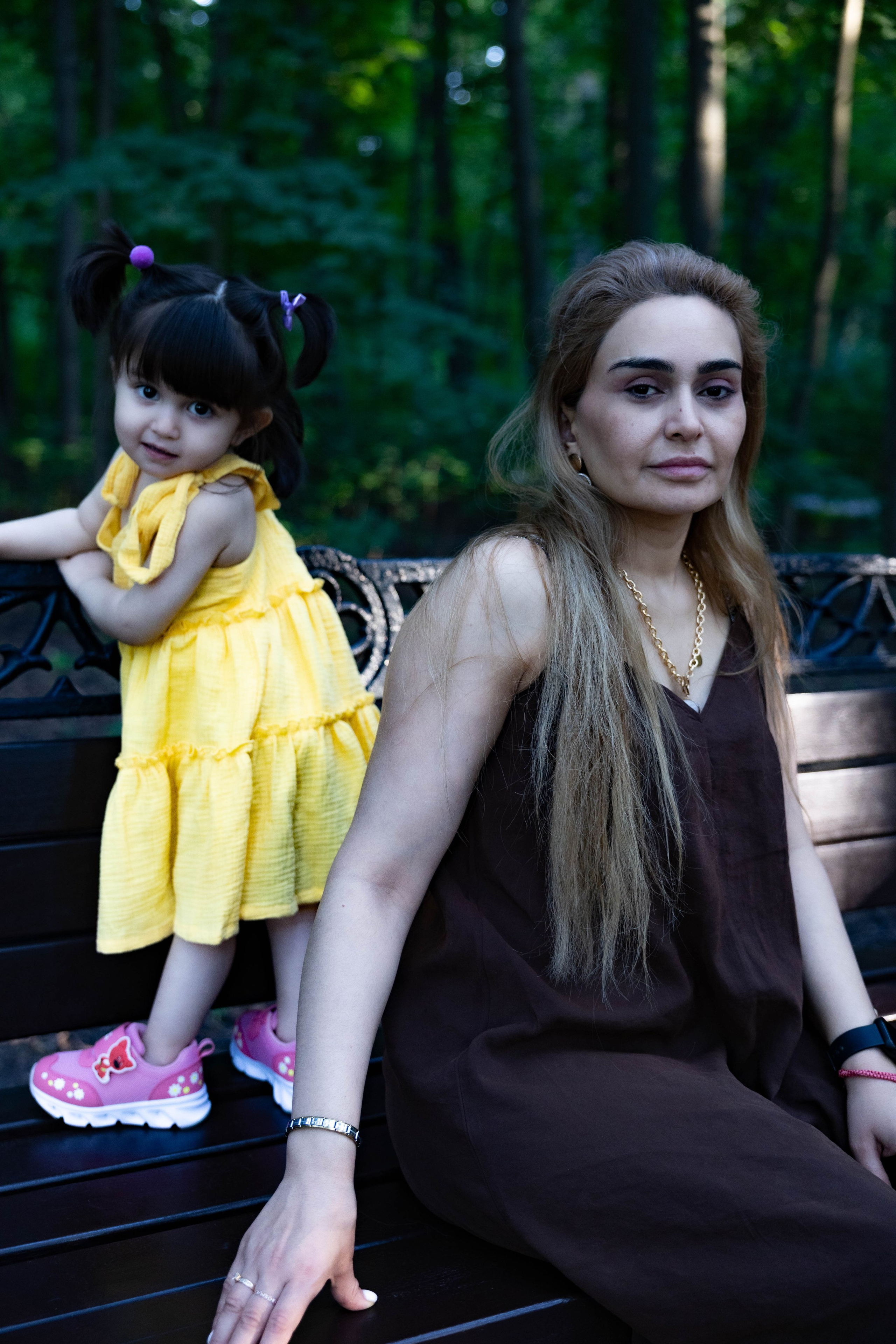 Прогулка мамы и дочки в парке