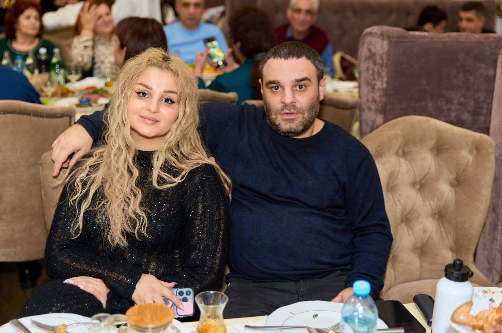 Пара гостей на диване банкетного зала