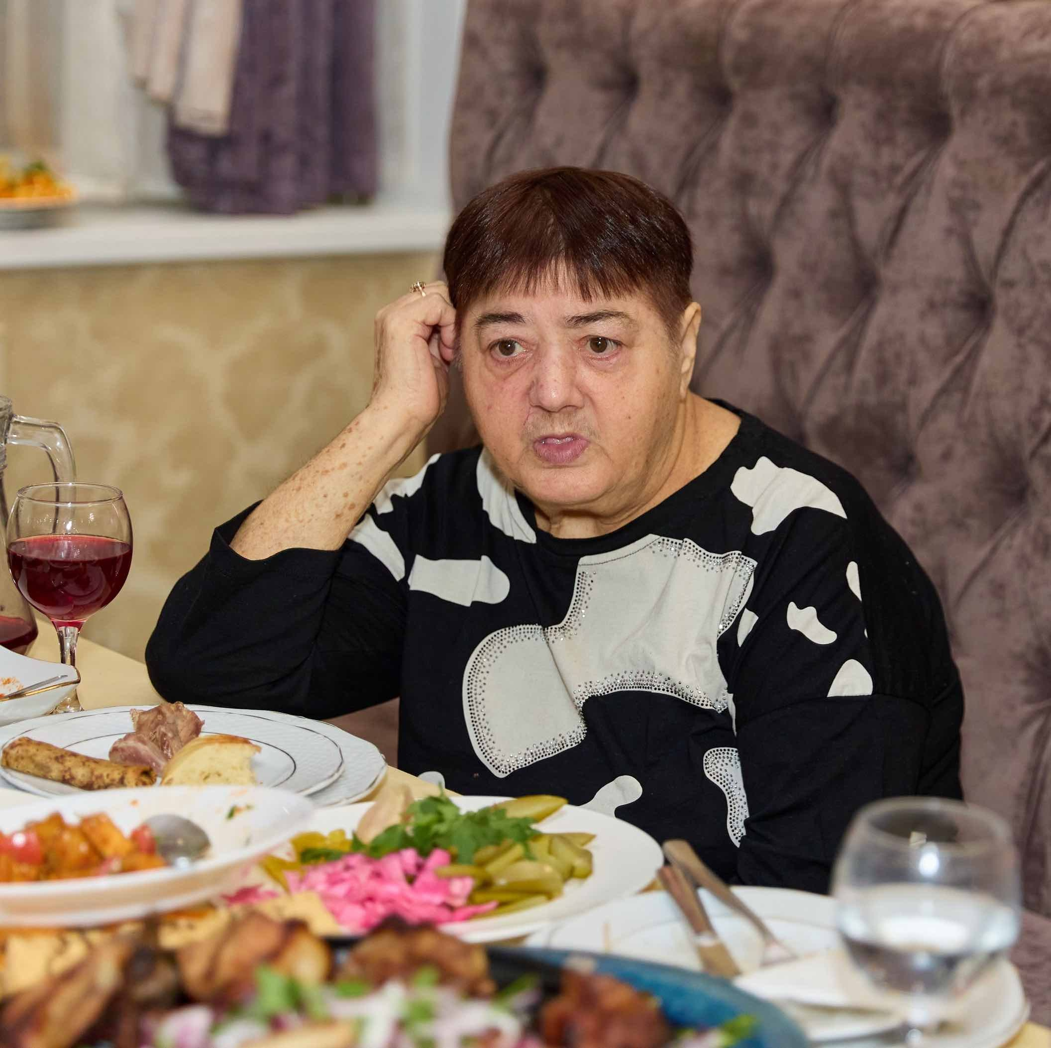 Гостья у накрытого стола, портрет в зале