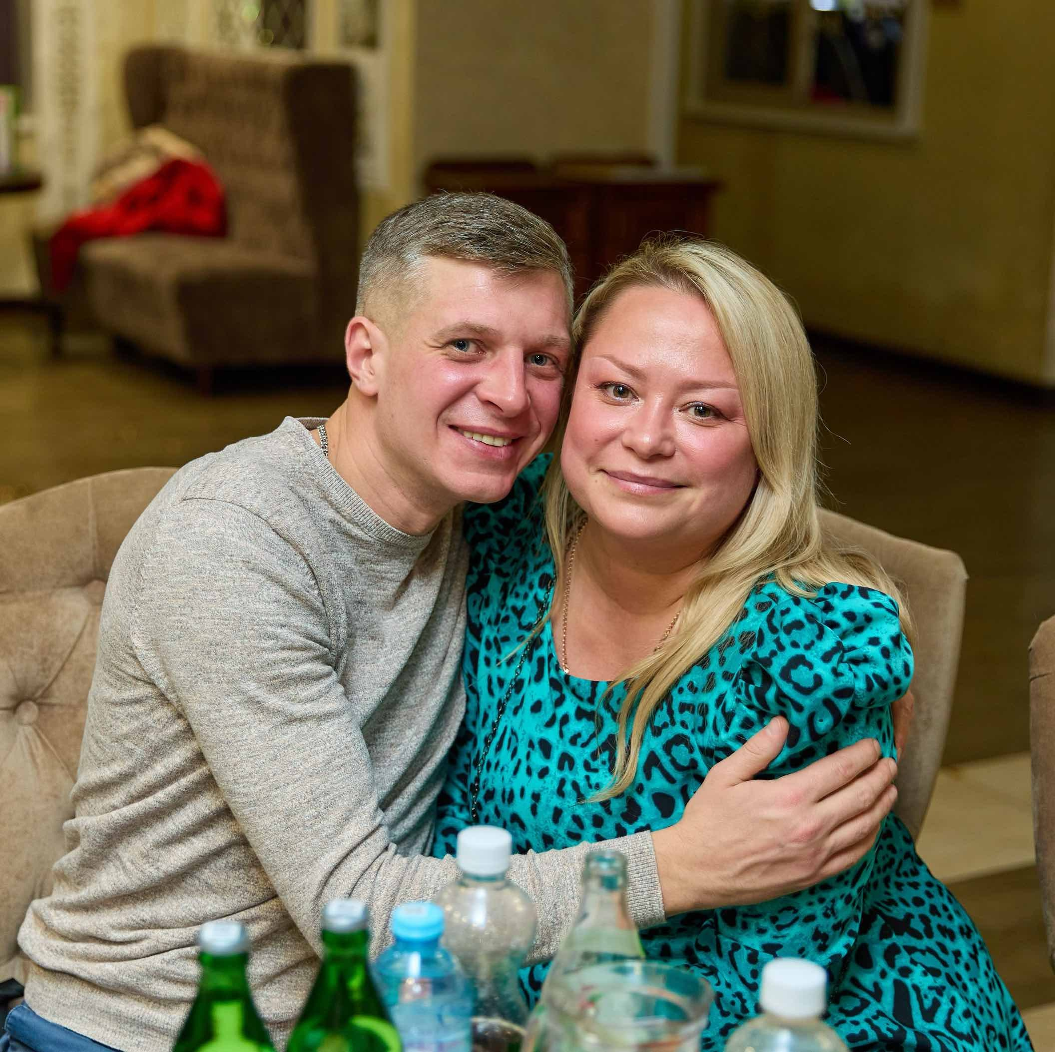 Пара обнимается на диване в зале ресторана