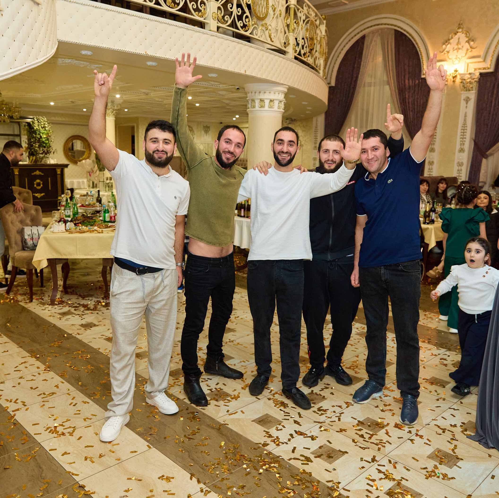 Гости с поднятыми руками в финале вечера