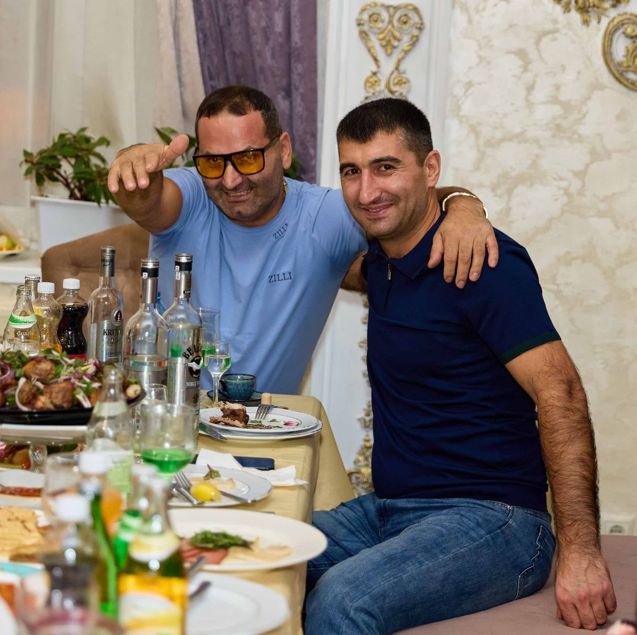Двое мужчин за столом ресторана, портрет вдвоём