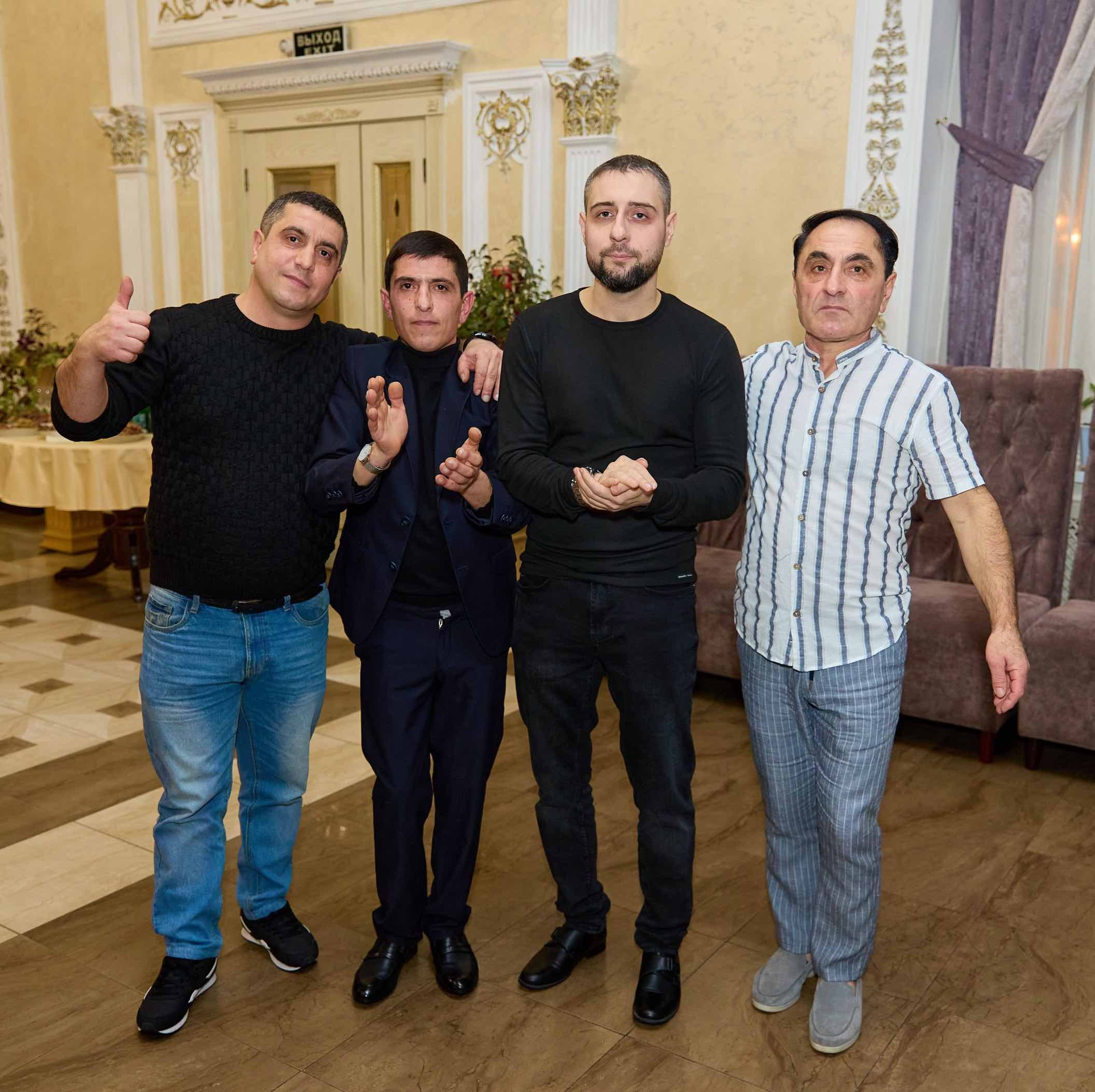 Четверо гостей у входа в банкетный зал