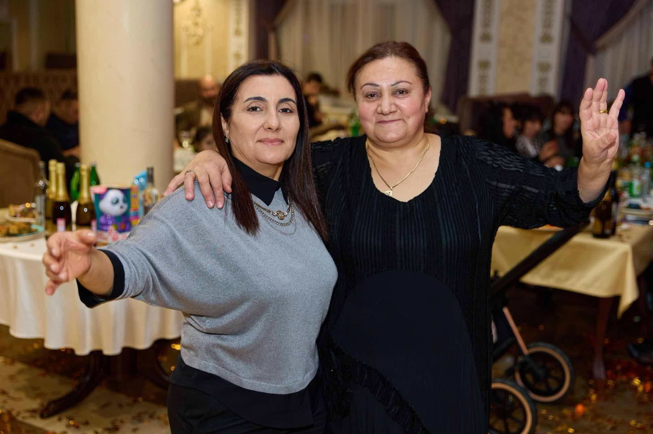 Две гостьи танцуют в банкетном зале ресторана