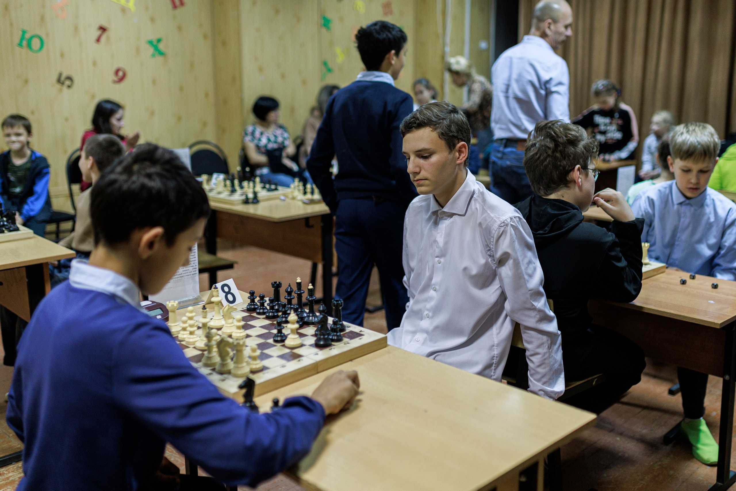 Репортажная сьёмка игры в шахматы в детском доме. Семейный и детский фотограф в Рязани Васюгова Мария