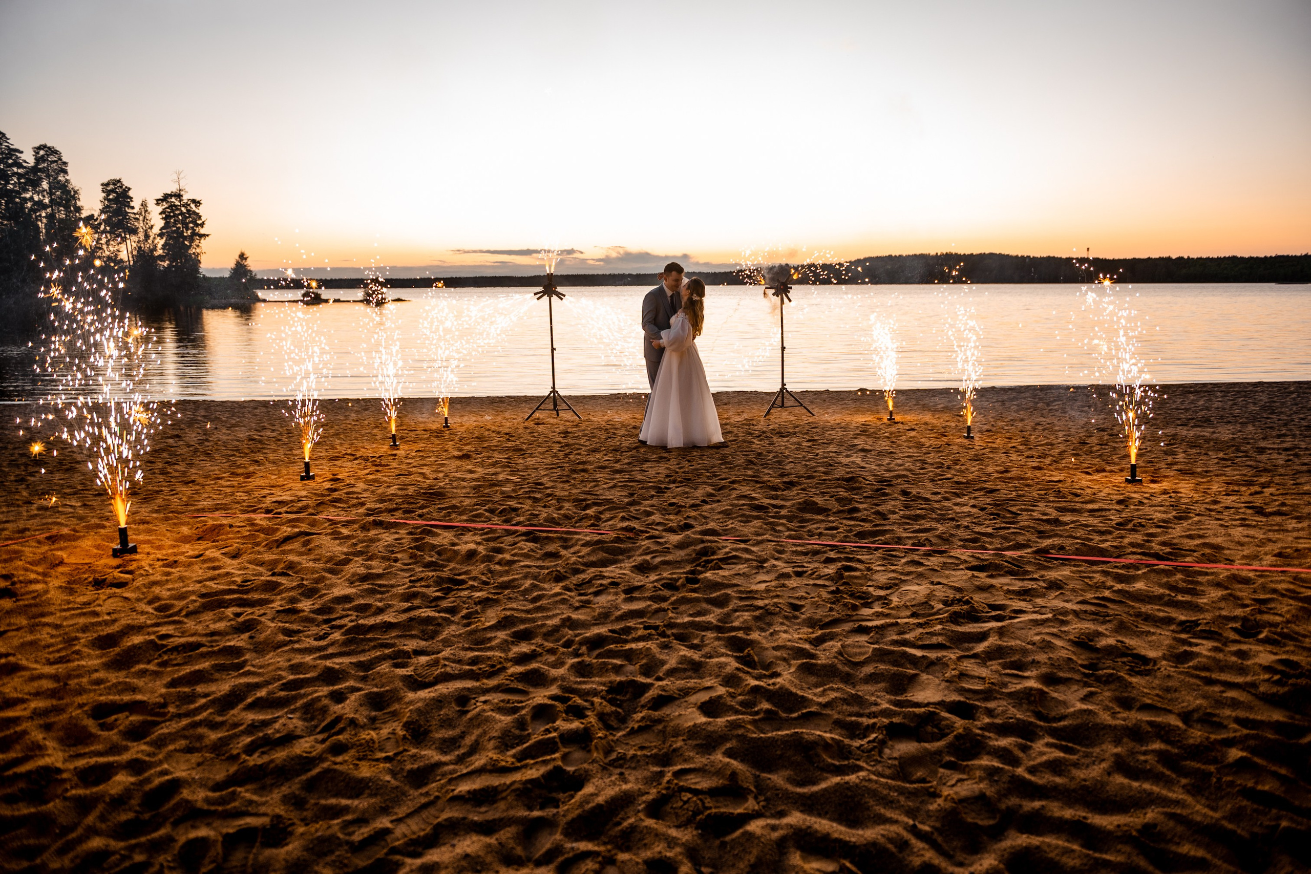 Весь день под дождем, вечером закат на озере. Свадебный и семейный фотограф София Невская