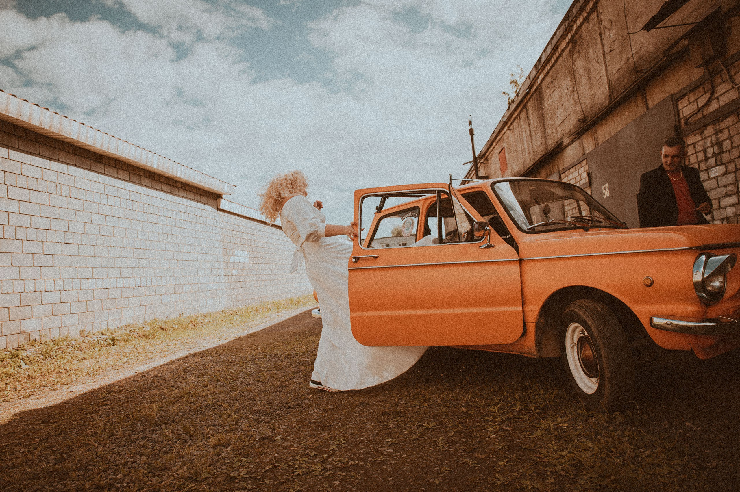 Свадебная фотосессия в стиле 90х для Кристины и Валеры (ЗАГС, фотосет у гаражей). Женский фотограф в Череповце Даша Акулич