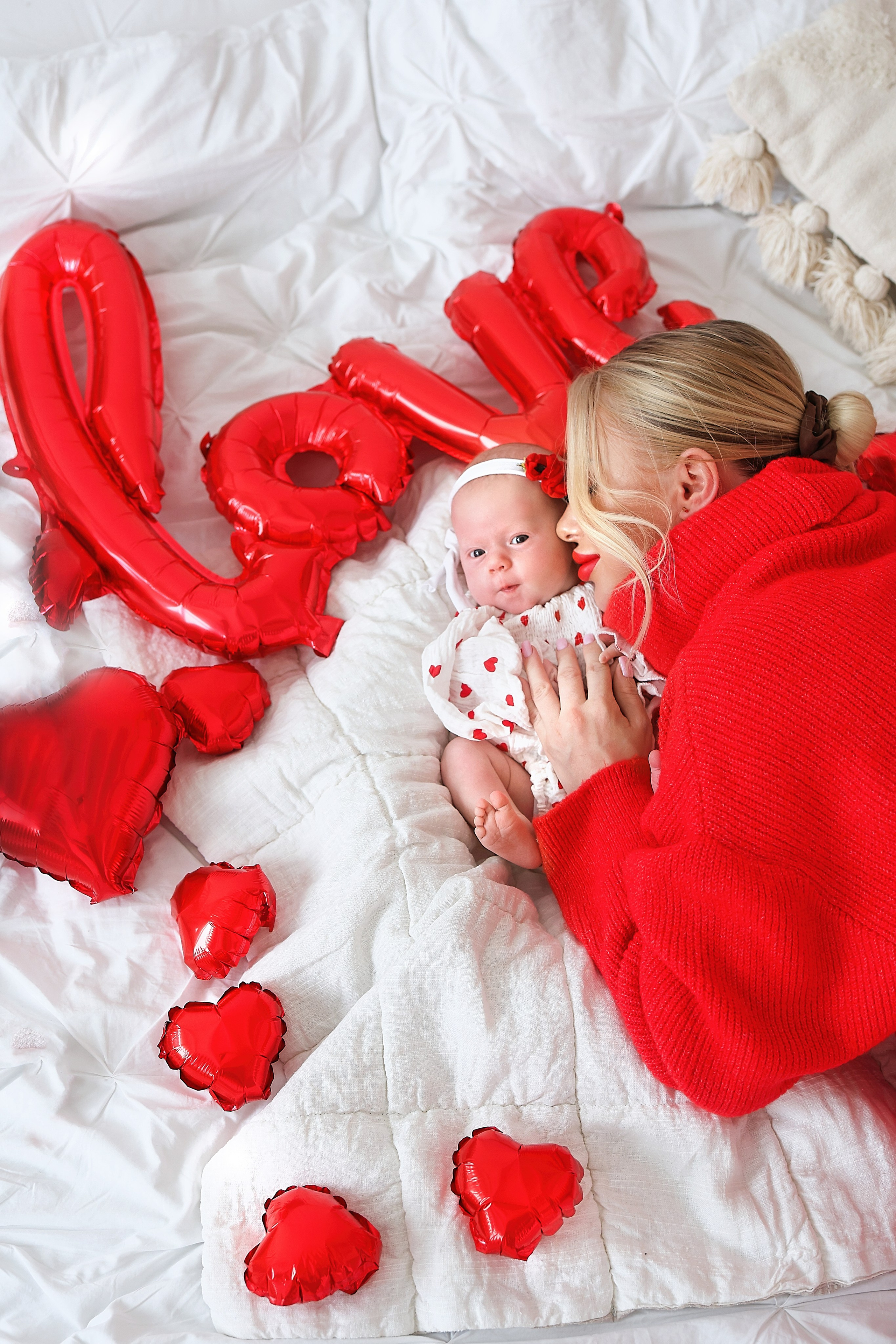 Съемка в стиле ньюборн с мамой. Фотосъемка выписки из роддома в Москве, заказать фотографа на выписку ньюборн съемка в роддоме newborn фотограф в Юдино