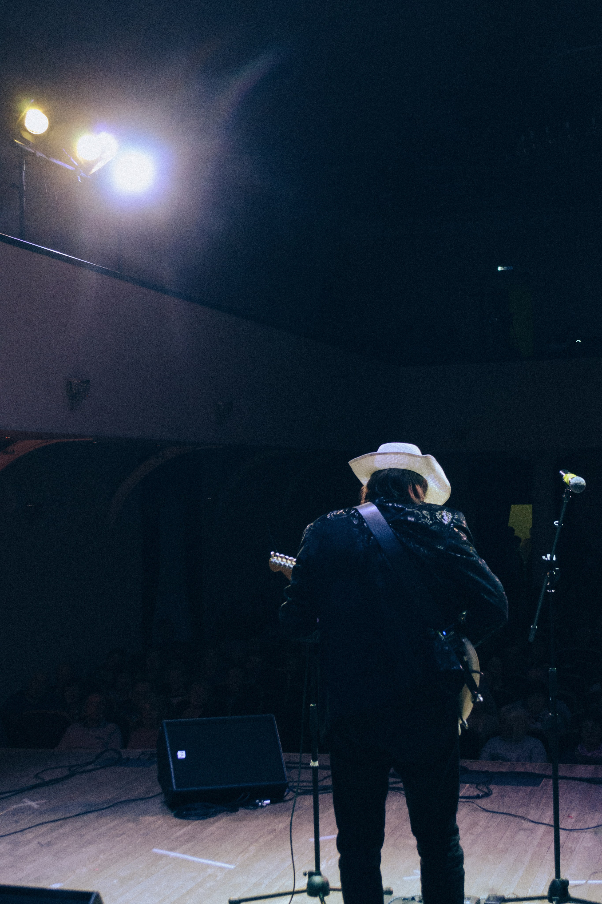 Сцена Народного дома. Фотограф Настя | Экспедиции и лайфстайл